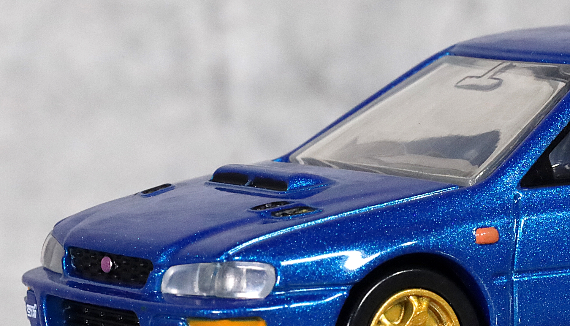 ボンネットにあるエアインテークの凹凸表現はトミカプレミアムならではのもの