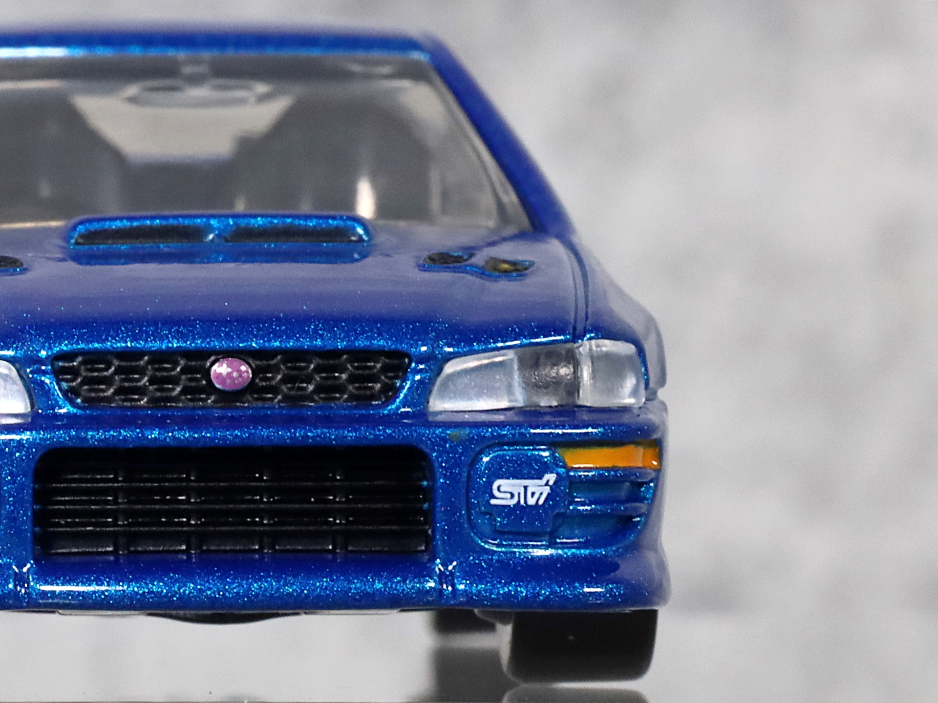 STIのロゴ、ブランドカラーであるチェリーレッドの六連星エンブレムなど、細かなディティールも再現