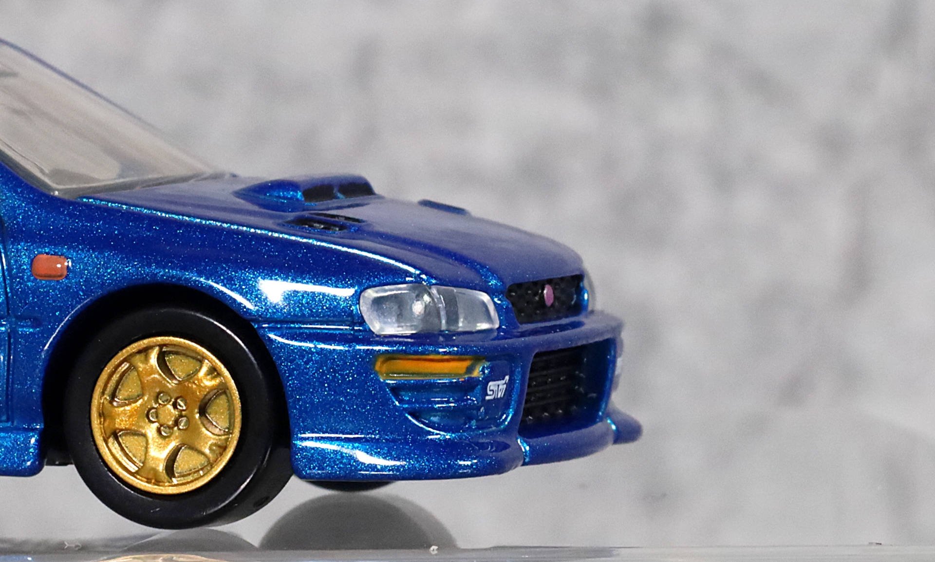 フロントスカートの曲線美もしっかり造形されている