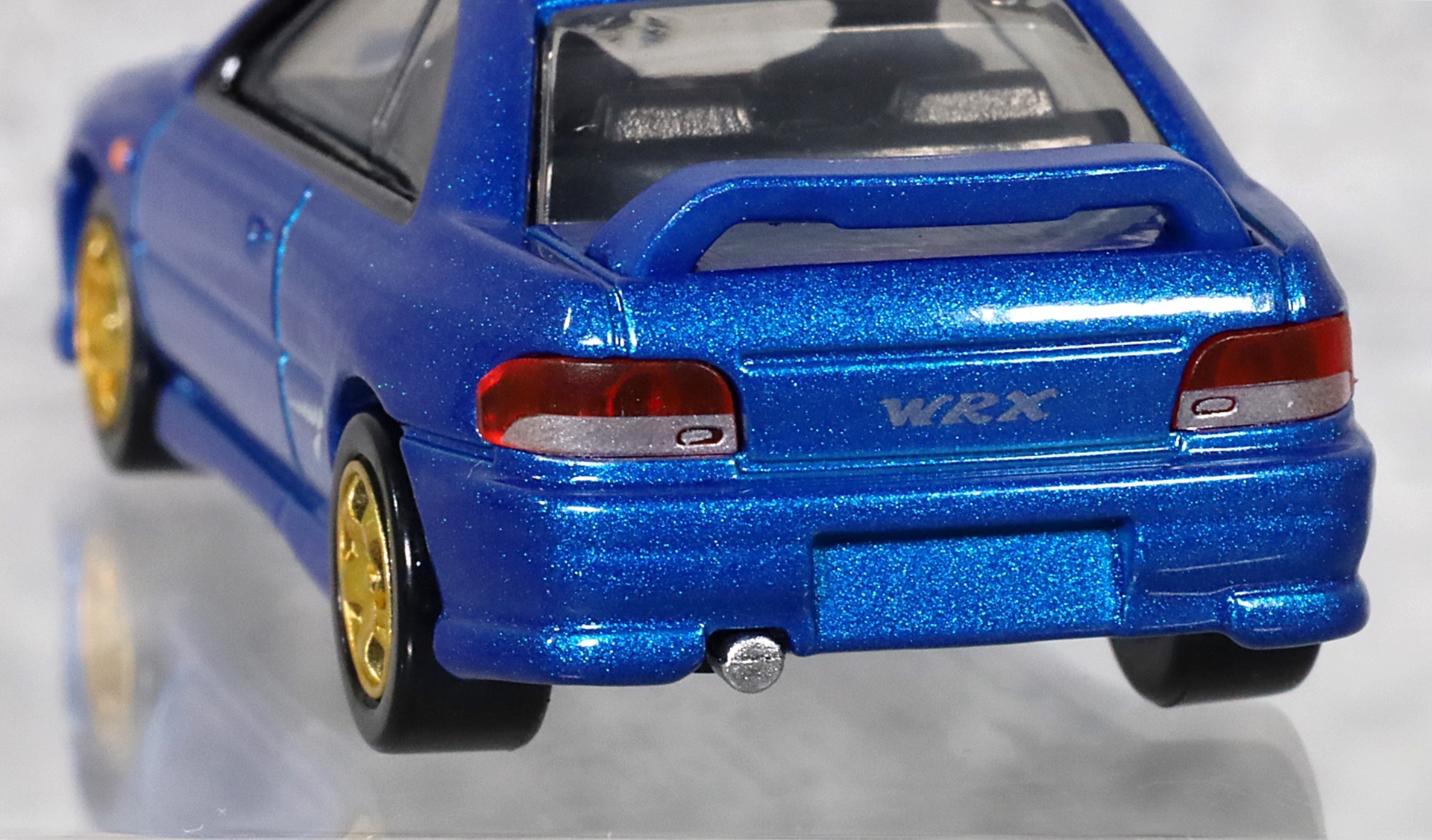 計算された空力効果の高い翼断面形状のリアスポイラー