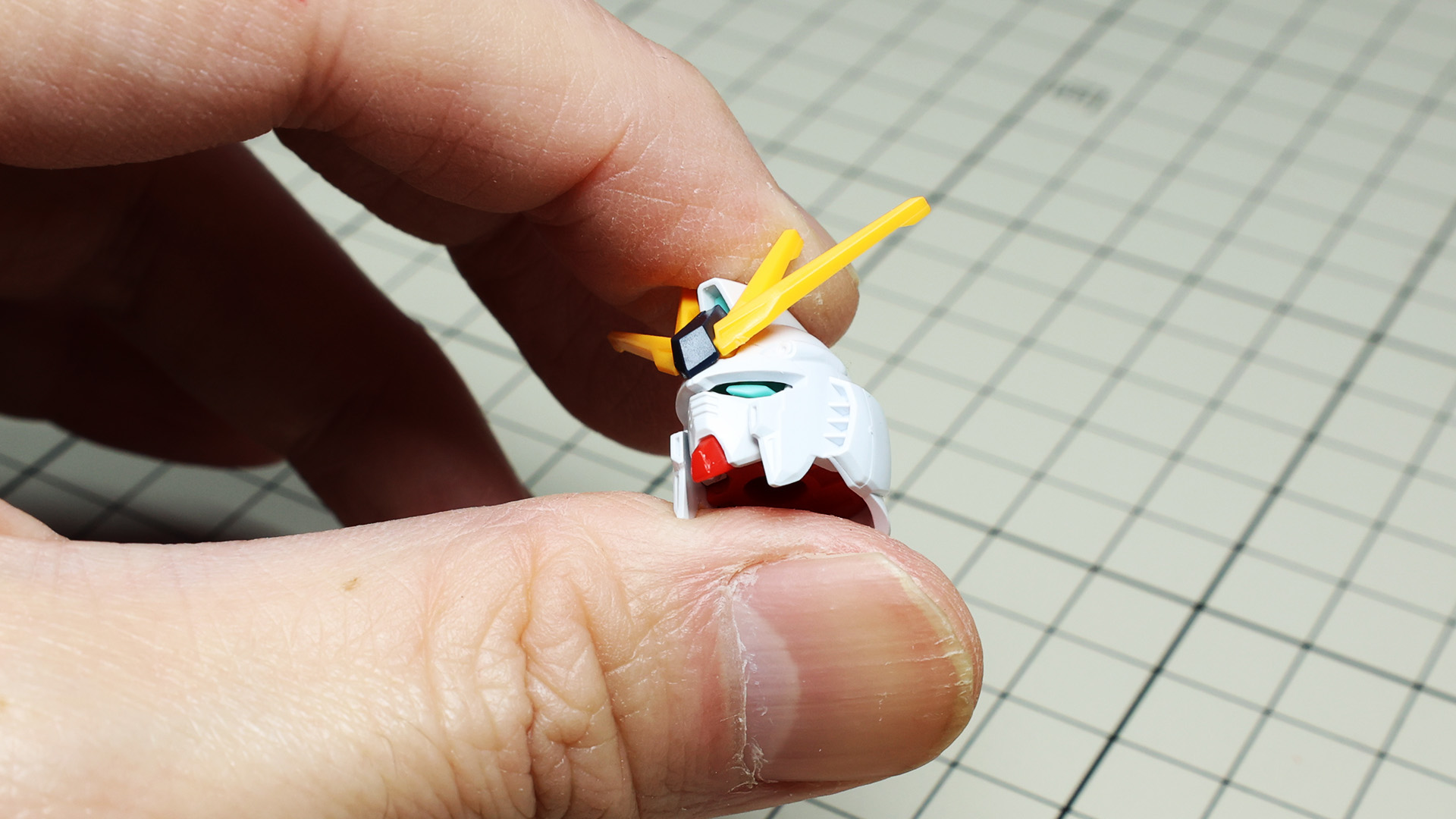 なんともイケメンなνガンダムの顔が出来上がりました