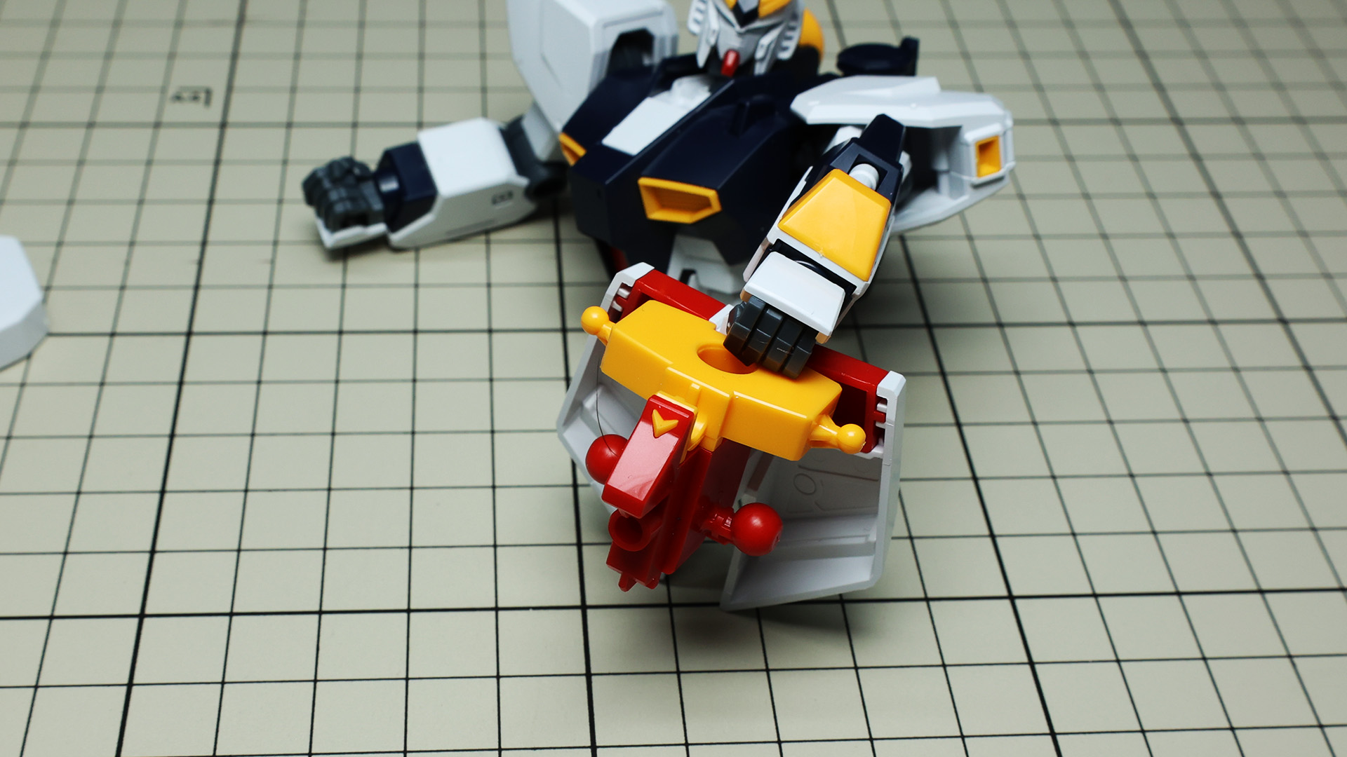 赤い脚部接続ボールジョイント軸を組み付ければ設定どおりの色分けに！