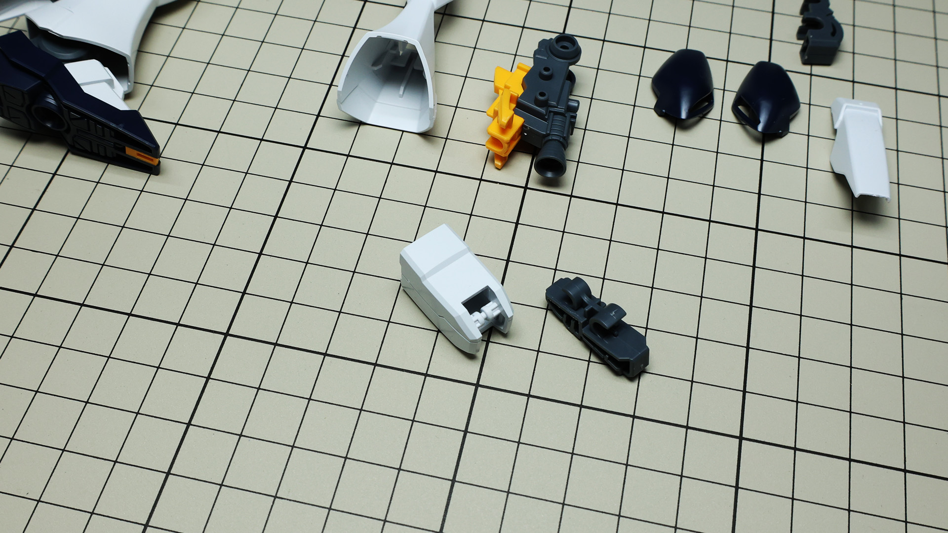 脛のフレア部は一体成型で構造を確認するだけでも楽しいです