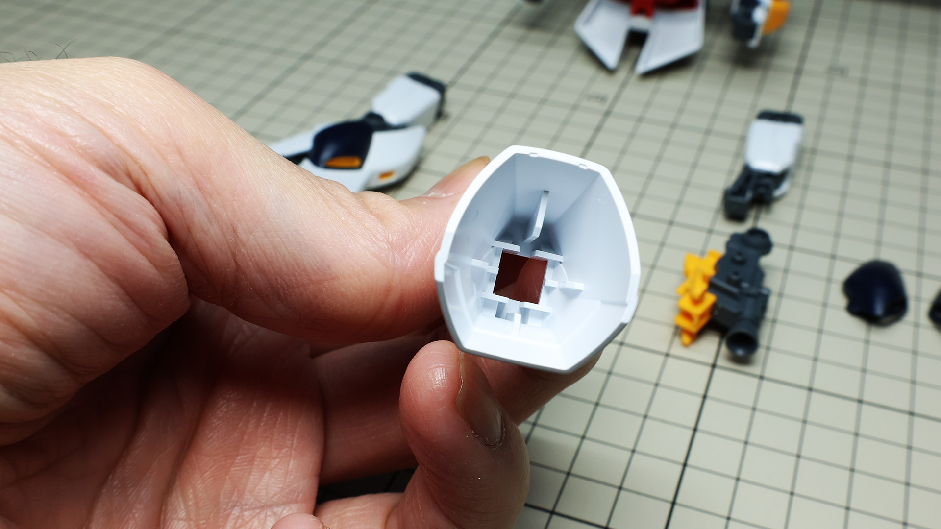 脛のフレア部は一体成型で構造を確認するだけでも楽しいです