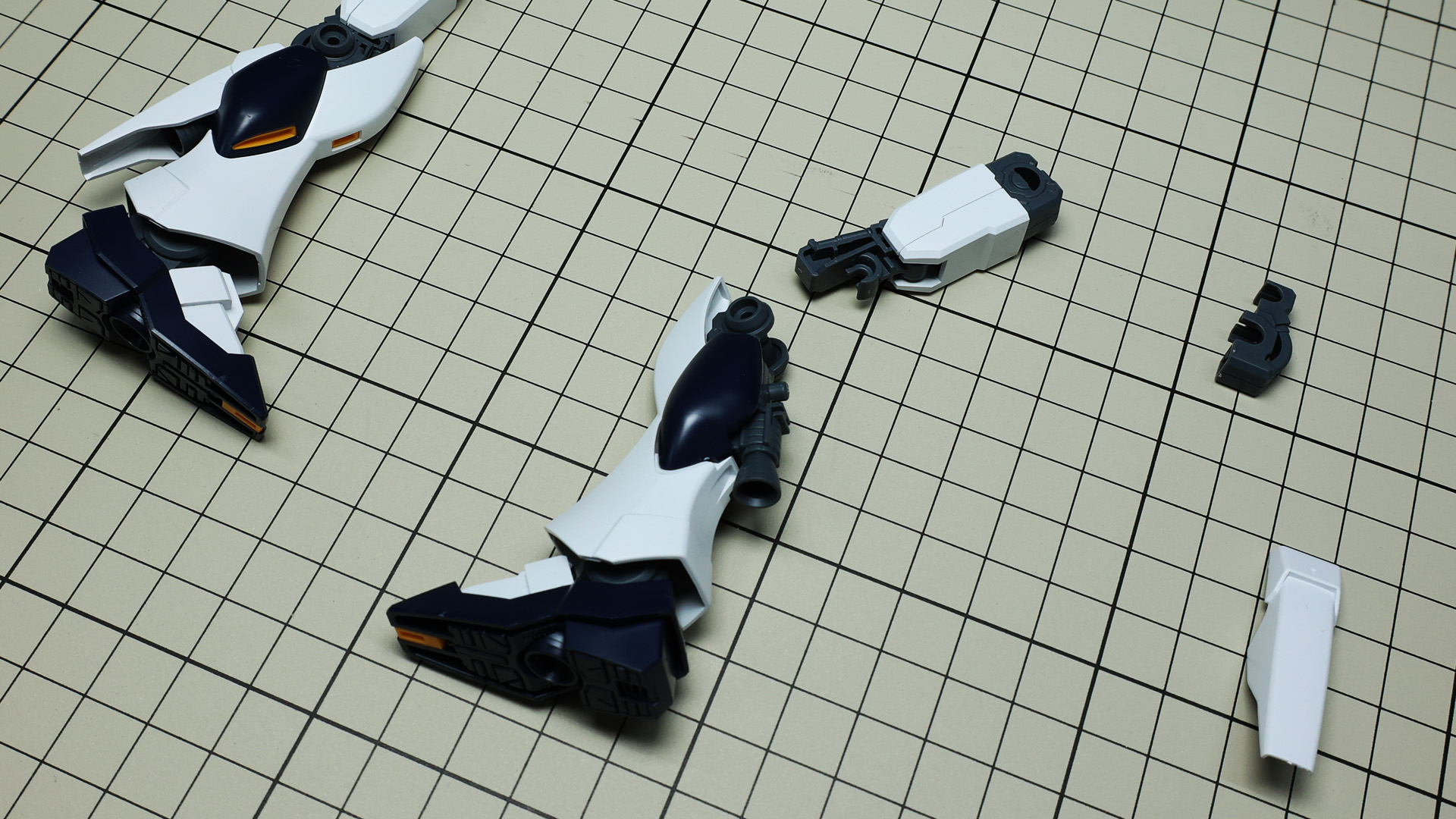 大腿部と脛以下をドッキングさせます