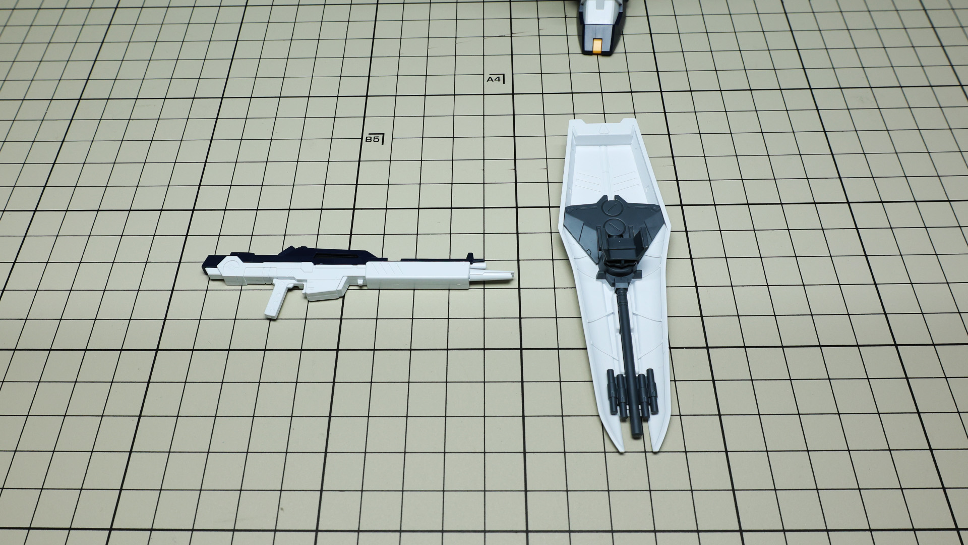 シールド裏のグレネードやビーム砲もモールドされています