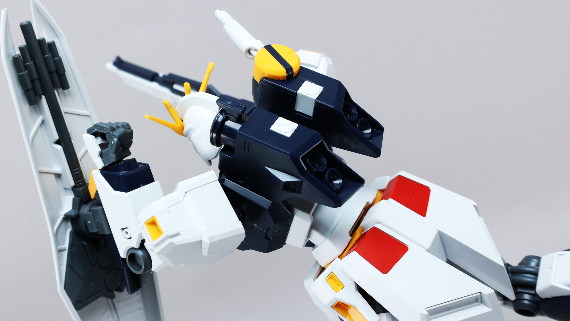 サーベルの柄を握ることも可能