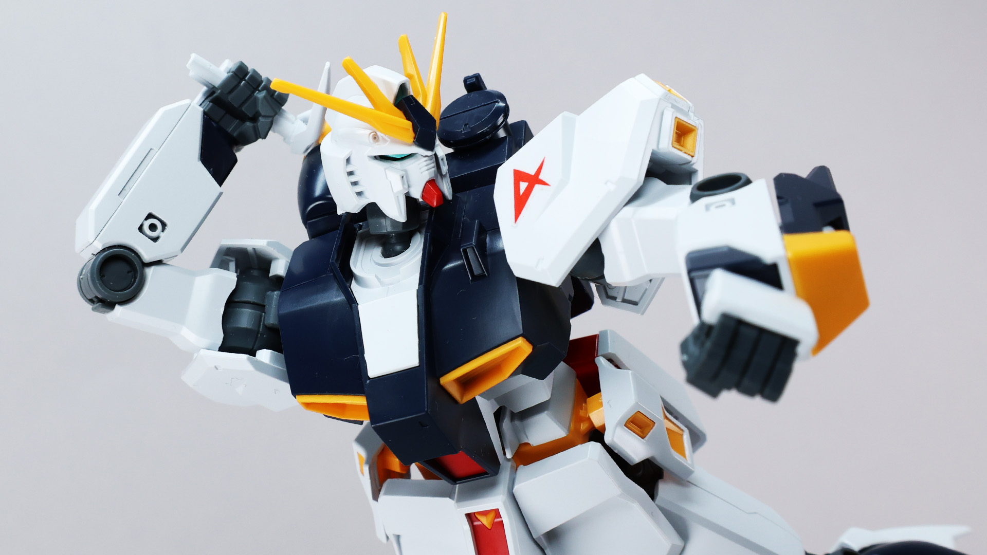 サーベルの柄を握ることも可能