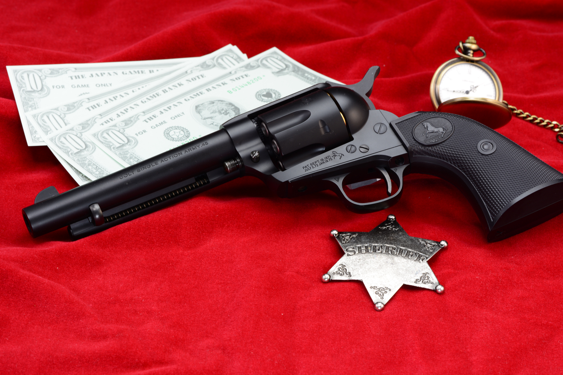 こちらはさらに、ドル札と懐中時計も合わせてみた