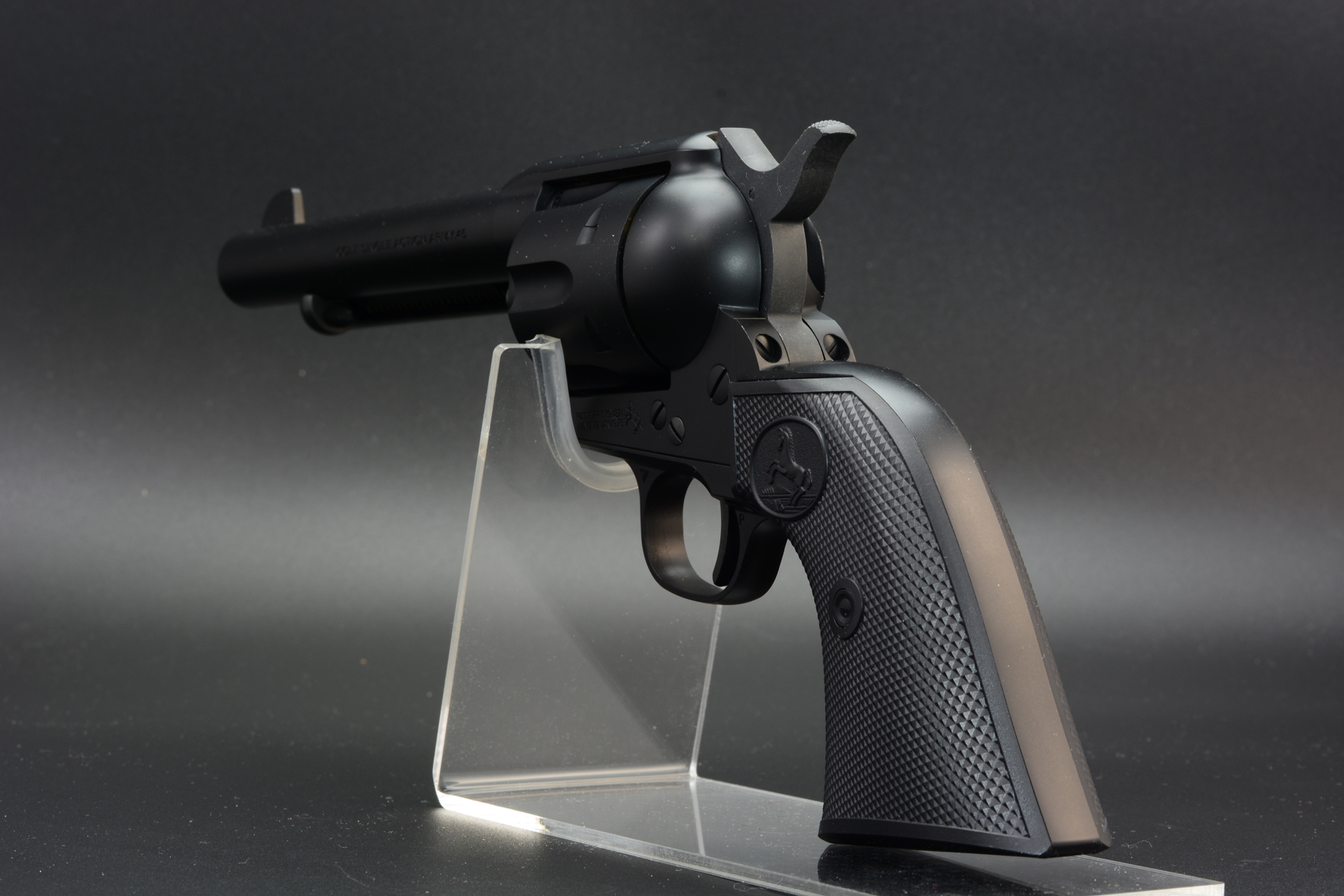 後ろ姿。後のリボルバーピストルと比べ機構がシンプルなため、スマートなシルエットだ