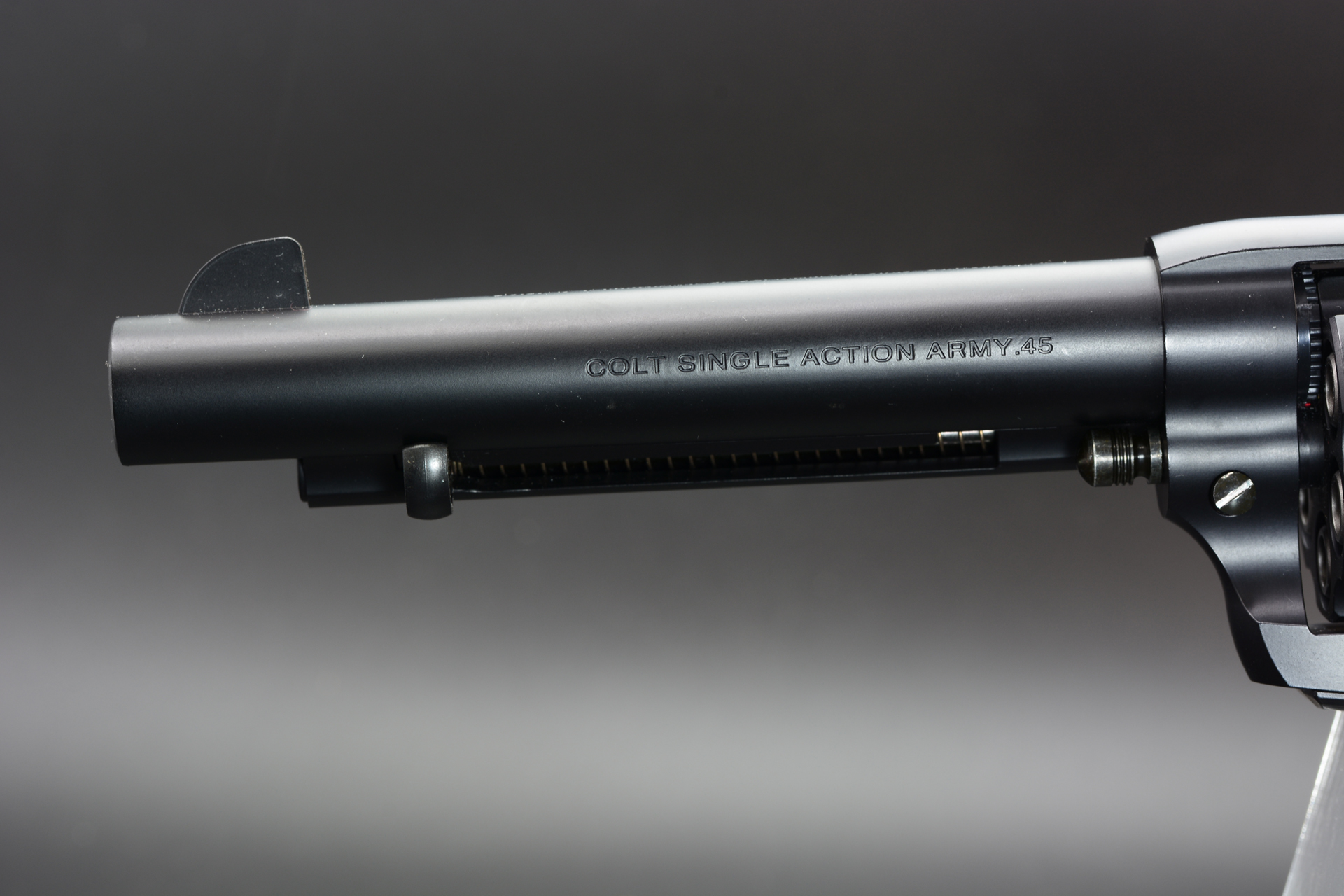 銃身の側面と上部に刻印がある。銃身の下にあるのは「エジェクターロッド」。レバー(エジェクター)を動かすことでシリンダー内のカートリッジを押し出して排莢できる