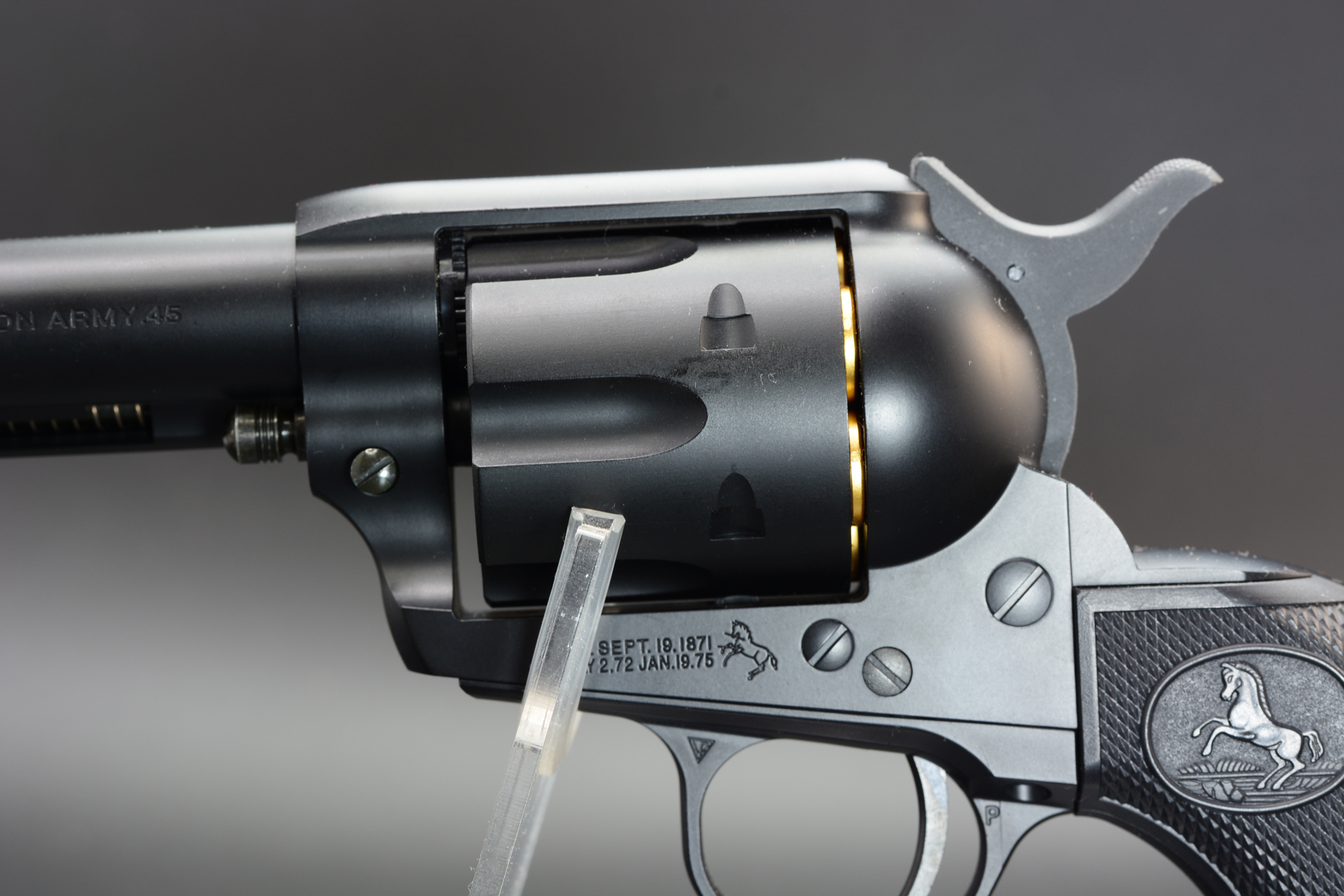 シリンダー部分のアップ。ロングコルト弾を6発収納できる。シリンダーをスイングアウトする機構はない