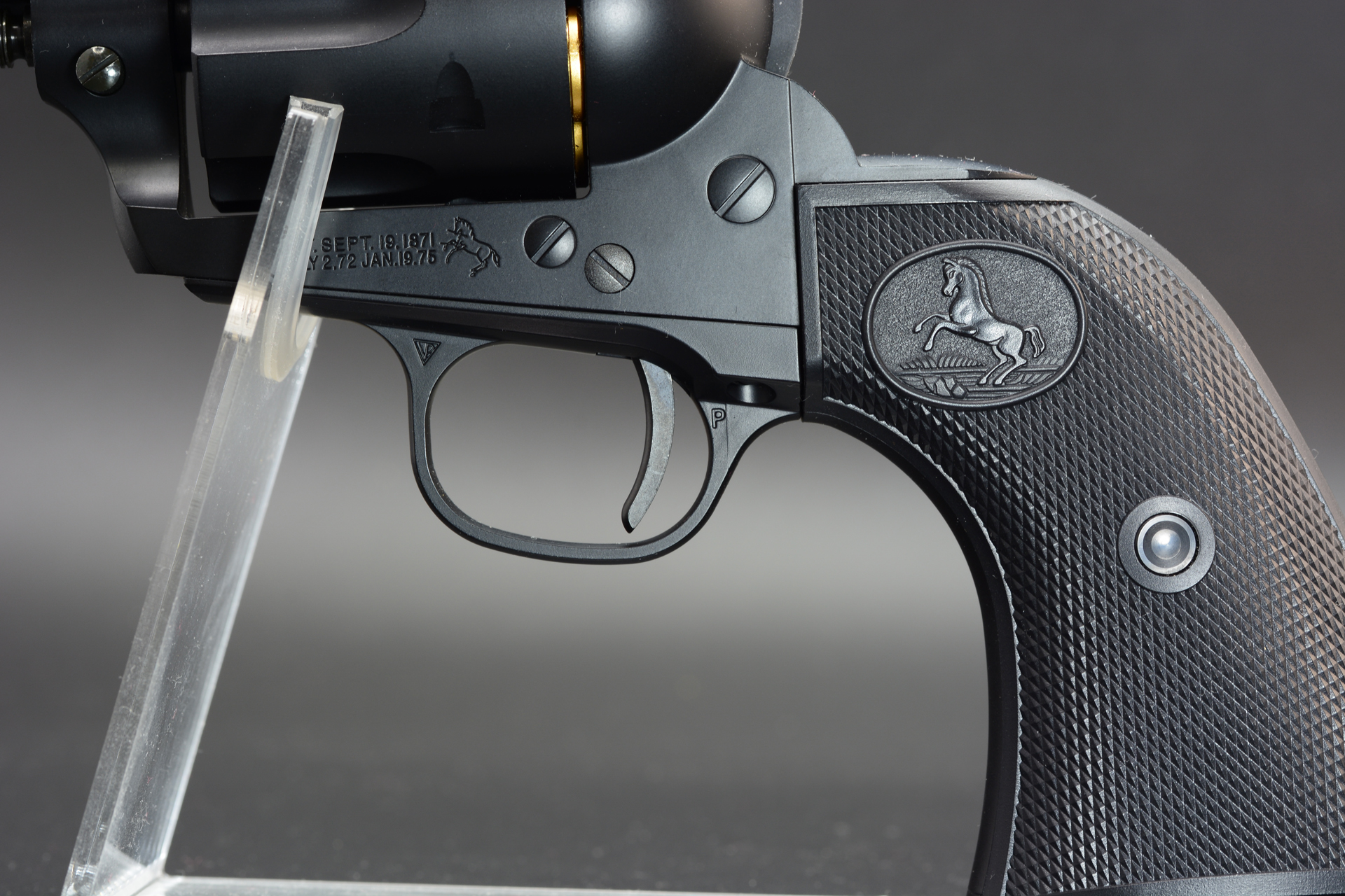 トリガー周辺。トリガーはかなり後ろになっている。銃本体やグリップの基部にコルトの馬の刻印が確認できる。また、3つあるネジの中央は、製品オリジナルのセフティになっているところも注目