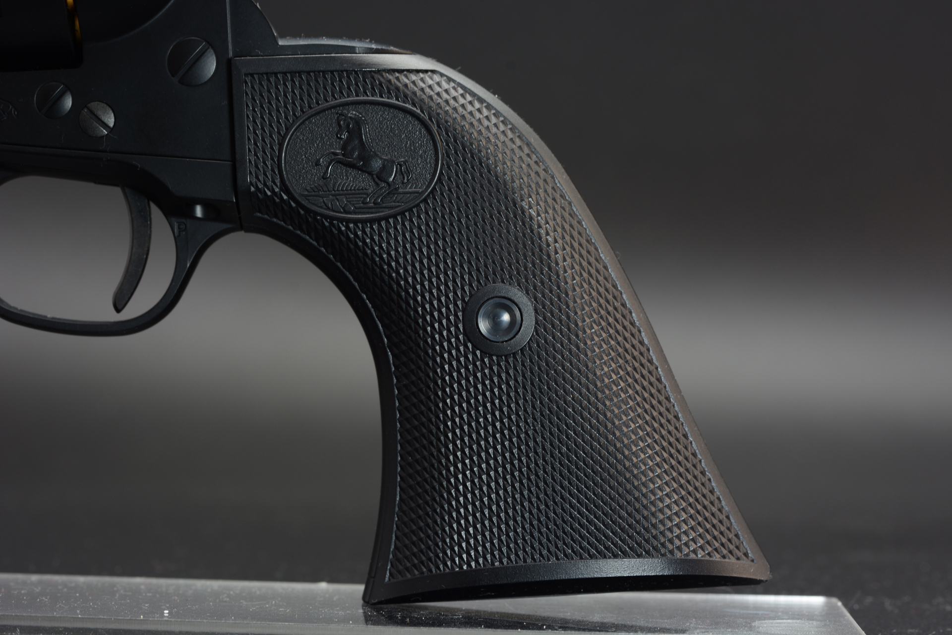 グリップは滑り止めのチェッカリングが刻まれている