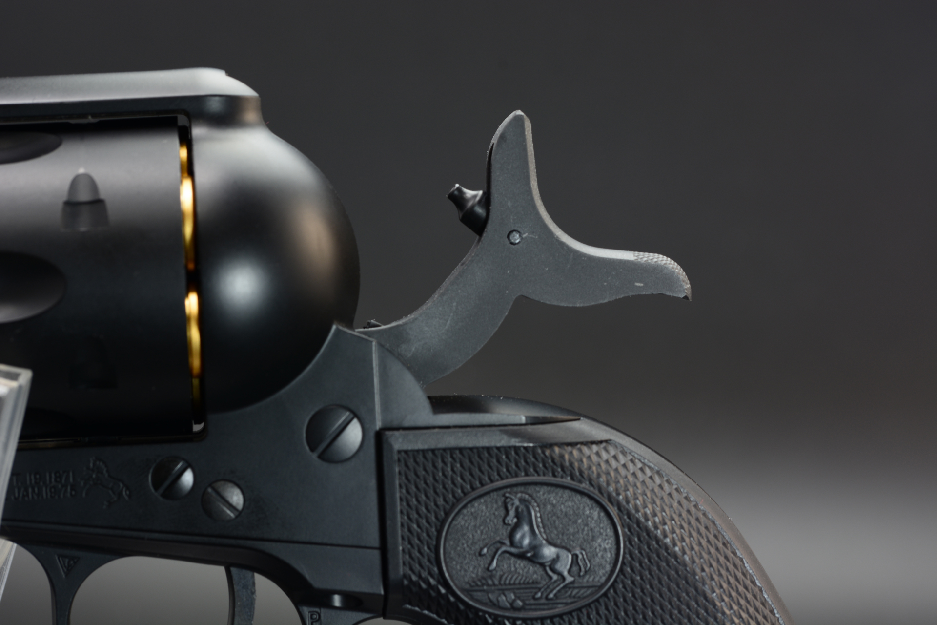 ハンマーを全開まで起こした「フルコック」の状態。カートリッジのリムを叩く出っ張り・フェアリングピンは本製品ではダミーであり、ハンマーダウンの状態ではハンマー内部に折りたたまれる