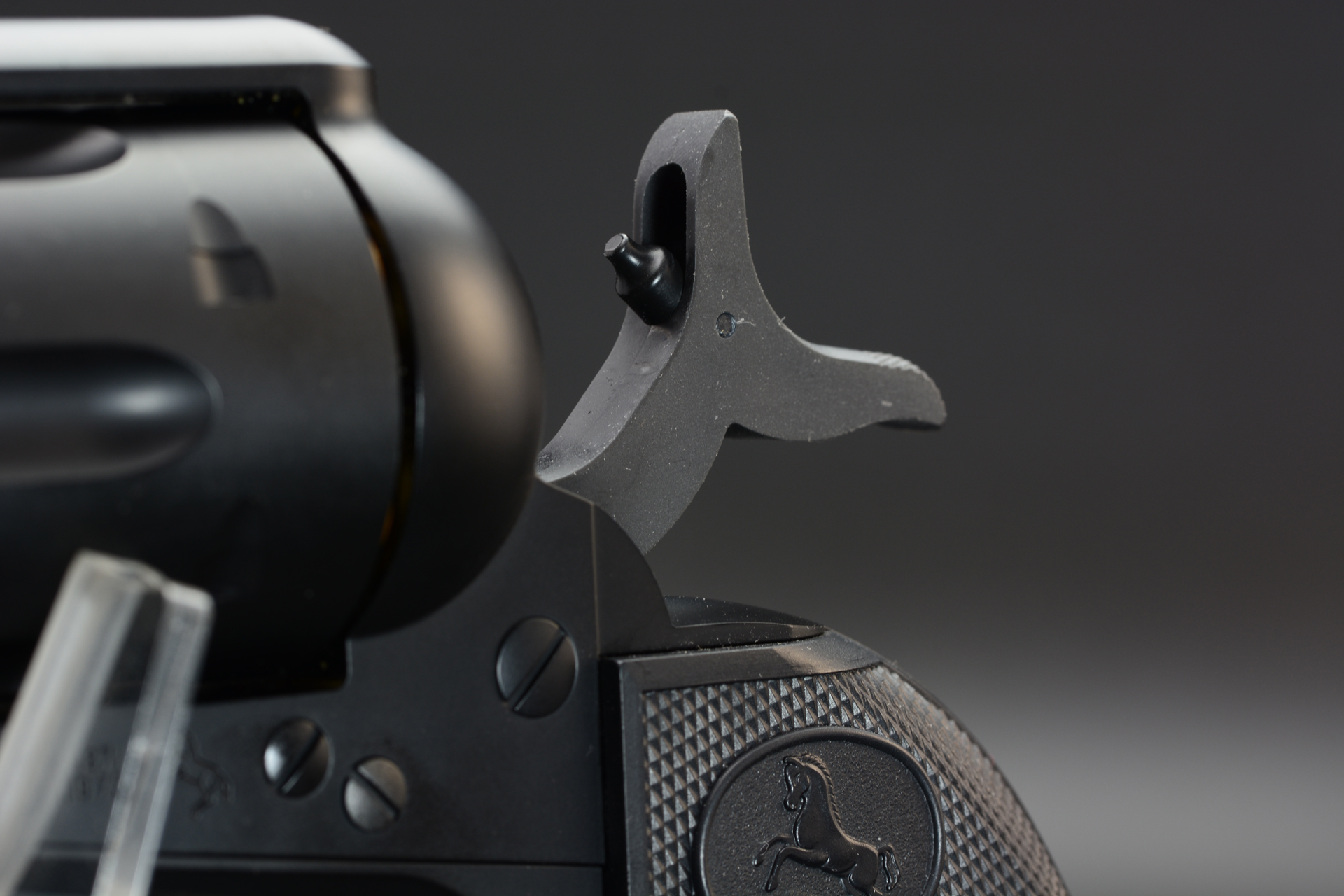 ハンマーを全開まで起こした「フルコック」の状態。カートリッジのリムを叩く出っ張り・フェアリングピンは本製品ではダミーであり、ハンマーダウンの状態ではハンマー内部に折りたたまれる