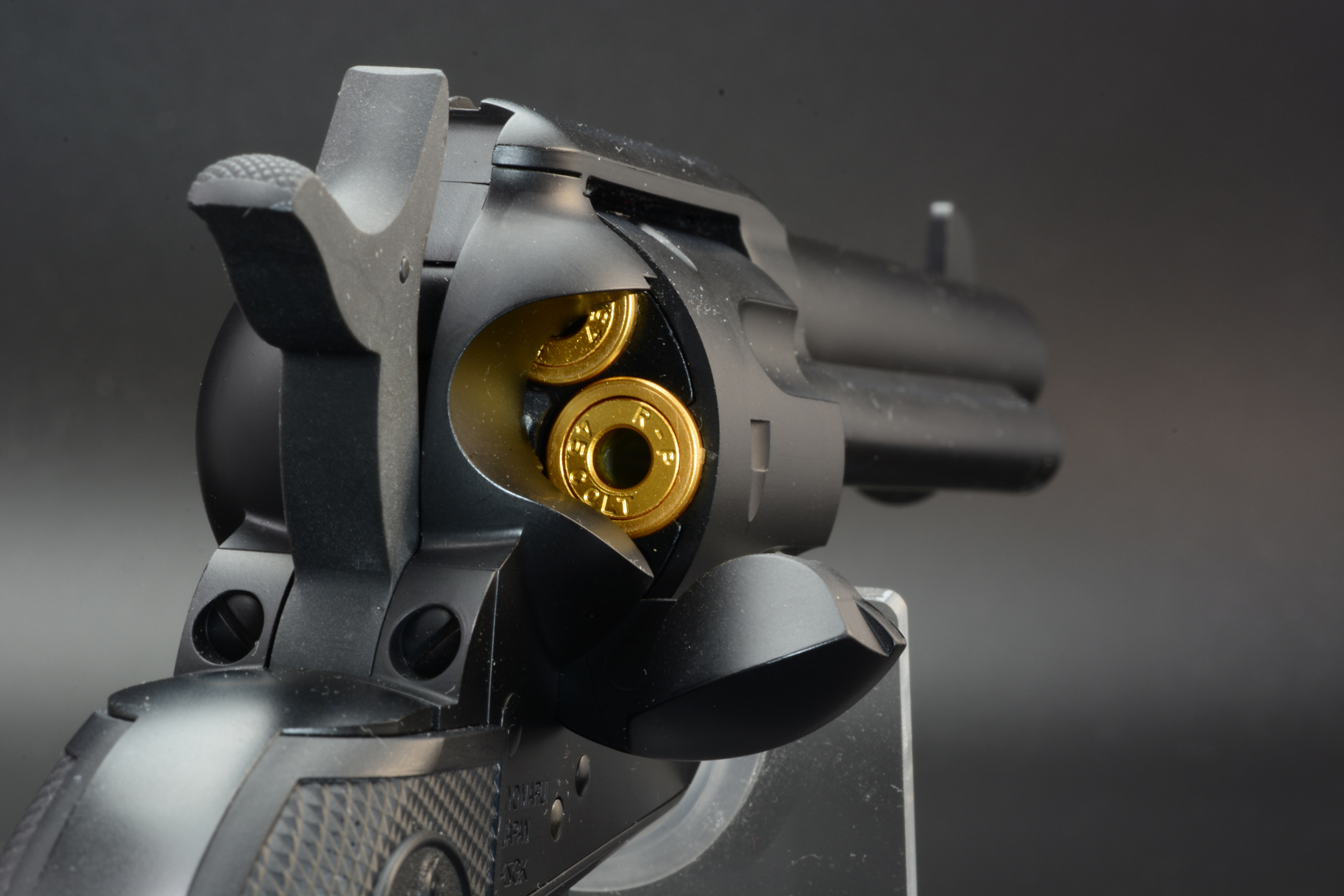 ハンマーをハーフコックにするとシリンダーが回るようになる。ローディングゲートを開け、カートリッジを装填する