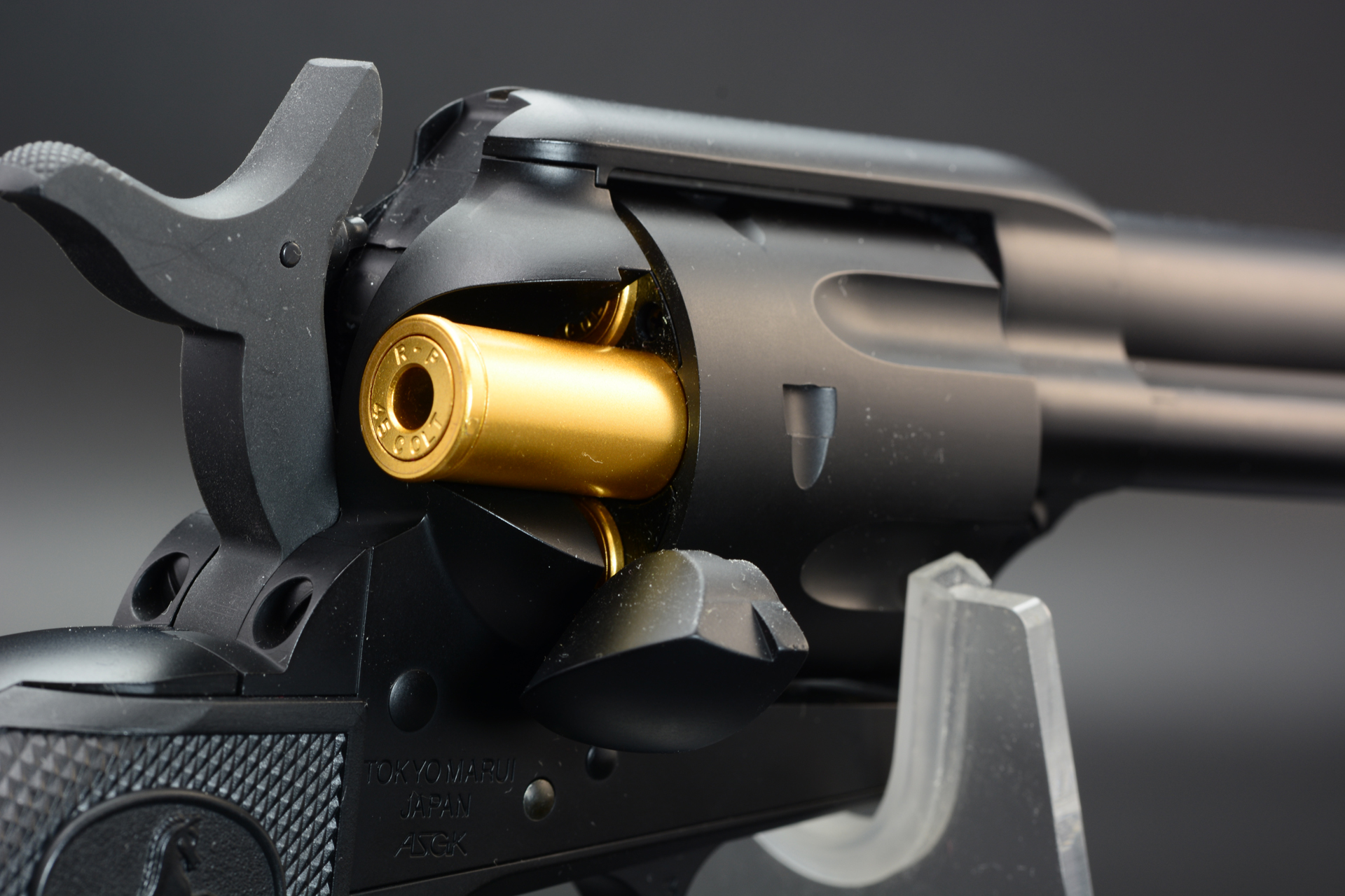 ハンマーをハーフコックにするとシリンダーが回るようになる。ローディングゲートを開け、カートリッジを装填する