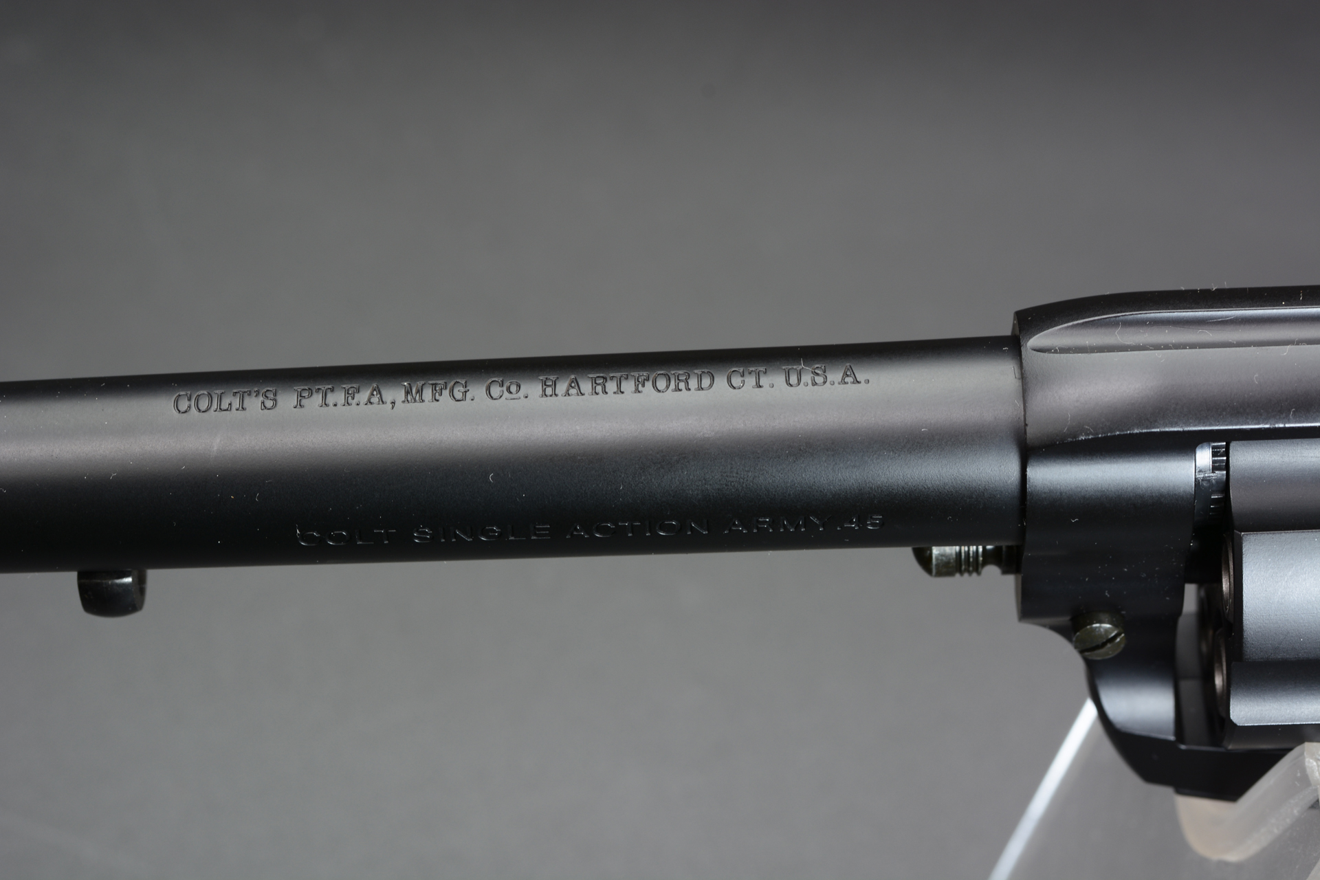 銃身の側面と上部に刻印がある。銃身の下にあるのは「エジェクターロッド」。レバー(エジェクター)を動かすことでシリンダー内のカートリッジを押し出して排莢できる