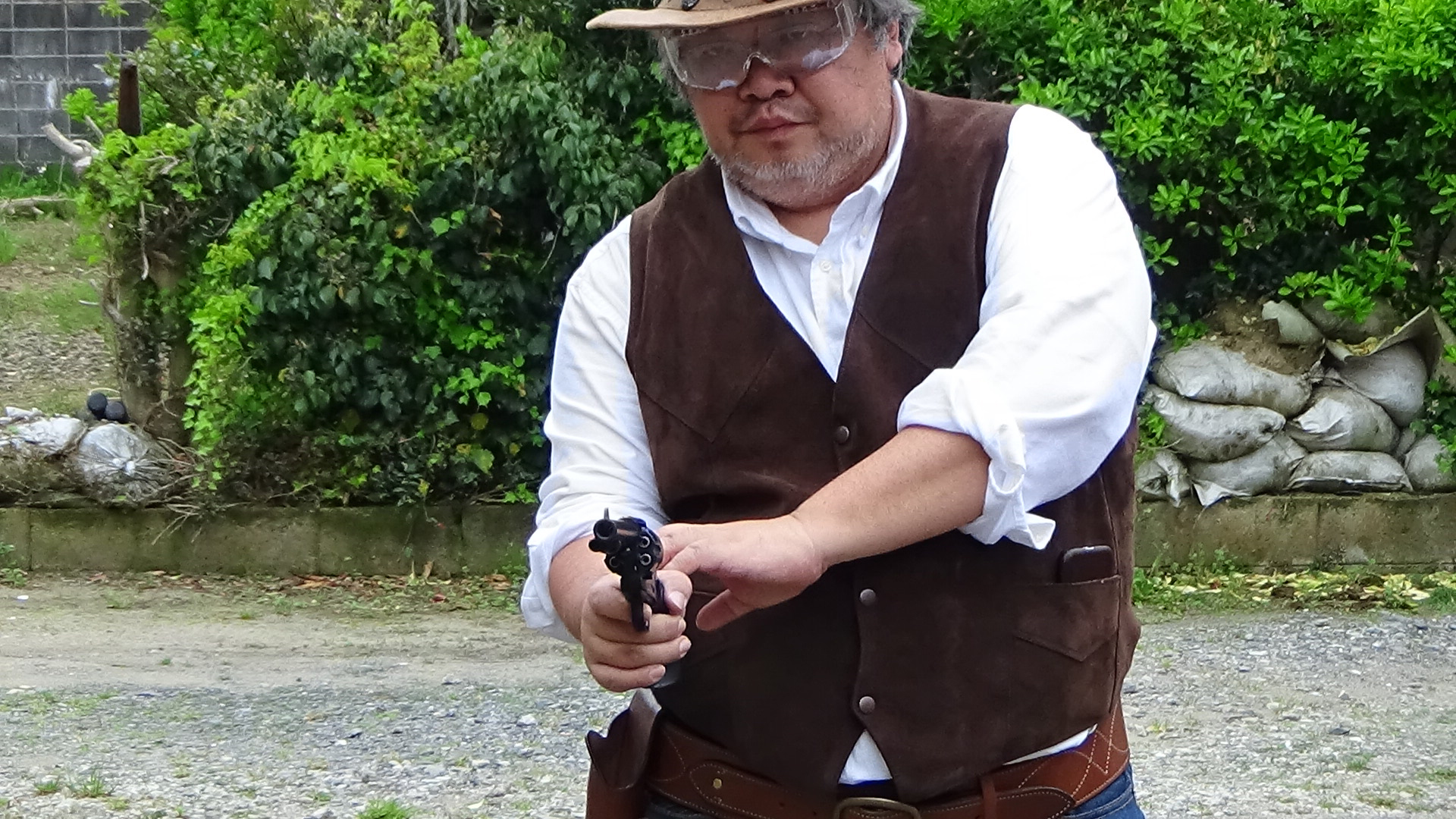 腰のホルスターから引き抜いて撃つ「腰だめ撃ち」のスタイル