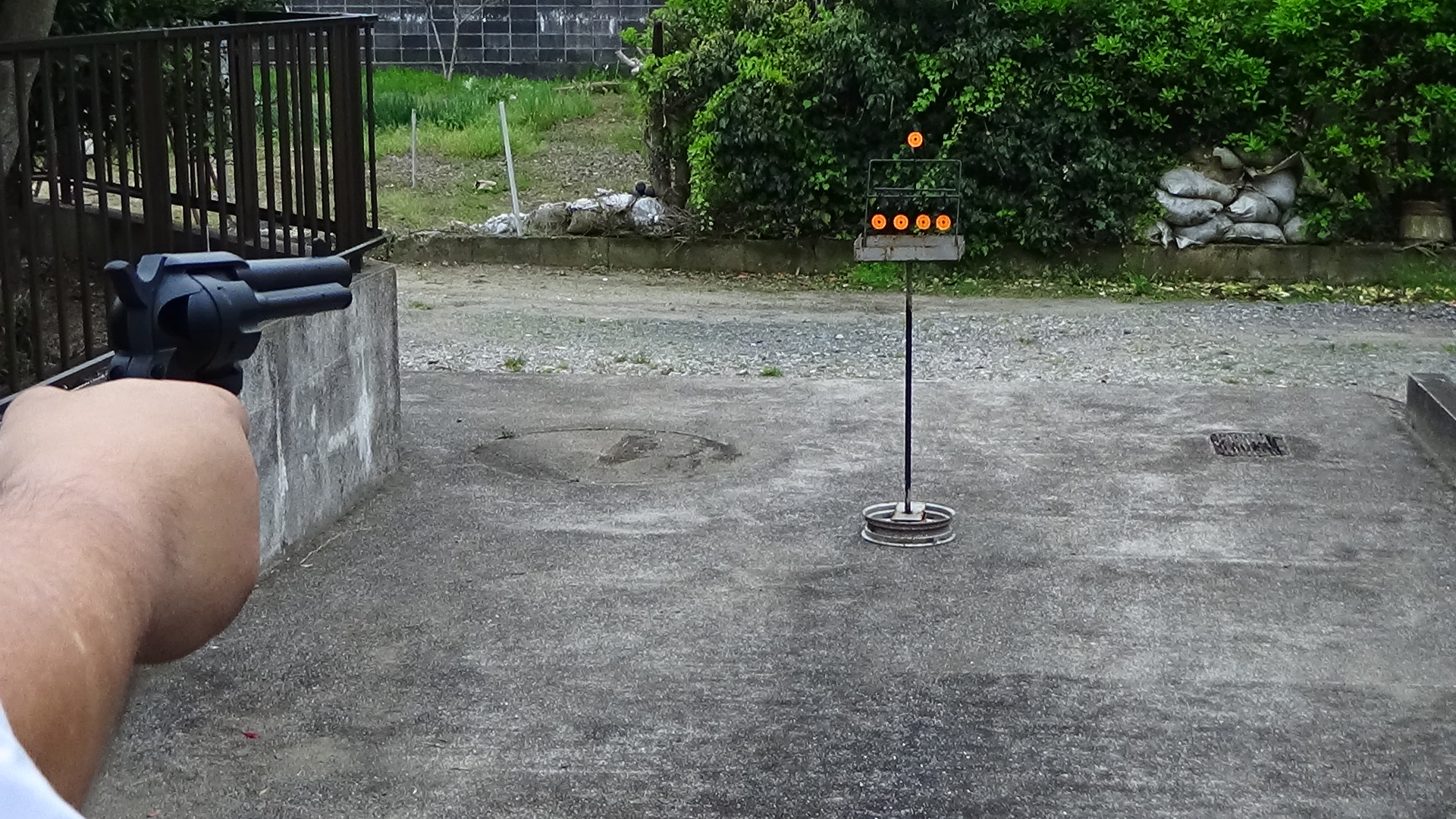 5mほど先にある的を撃ってみた