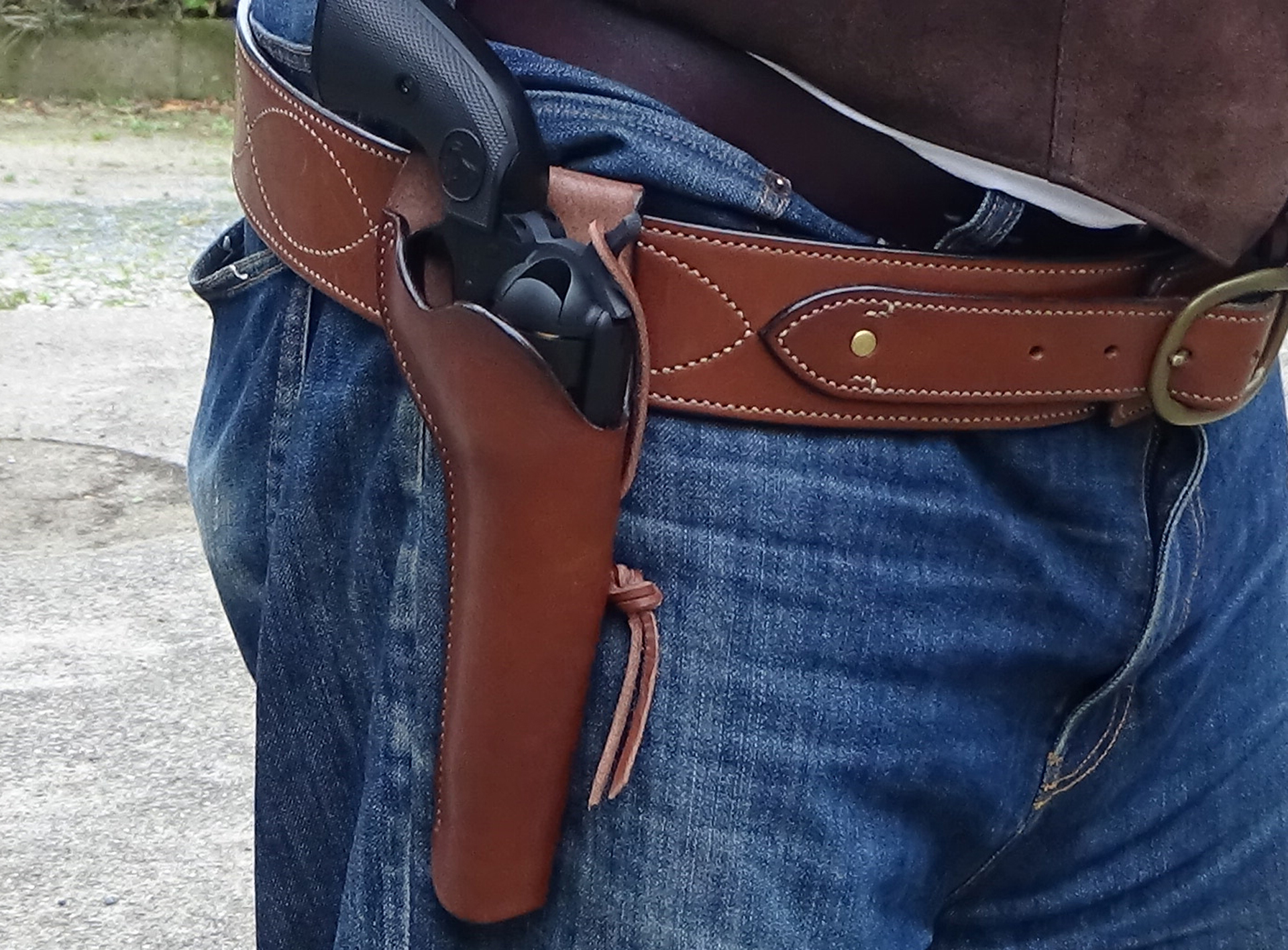 以前紹介した「戦士の銃のホルスター」と同じ、Jon & Maggy Factory氏のガンベルトとSAA用ホルスター