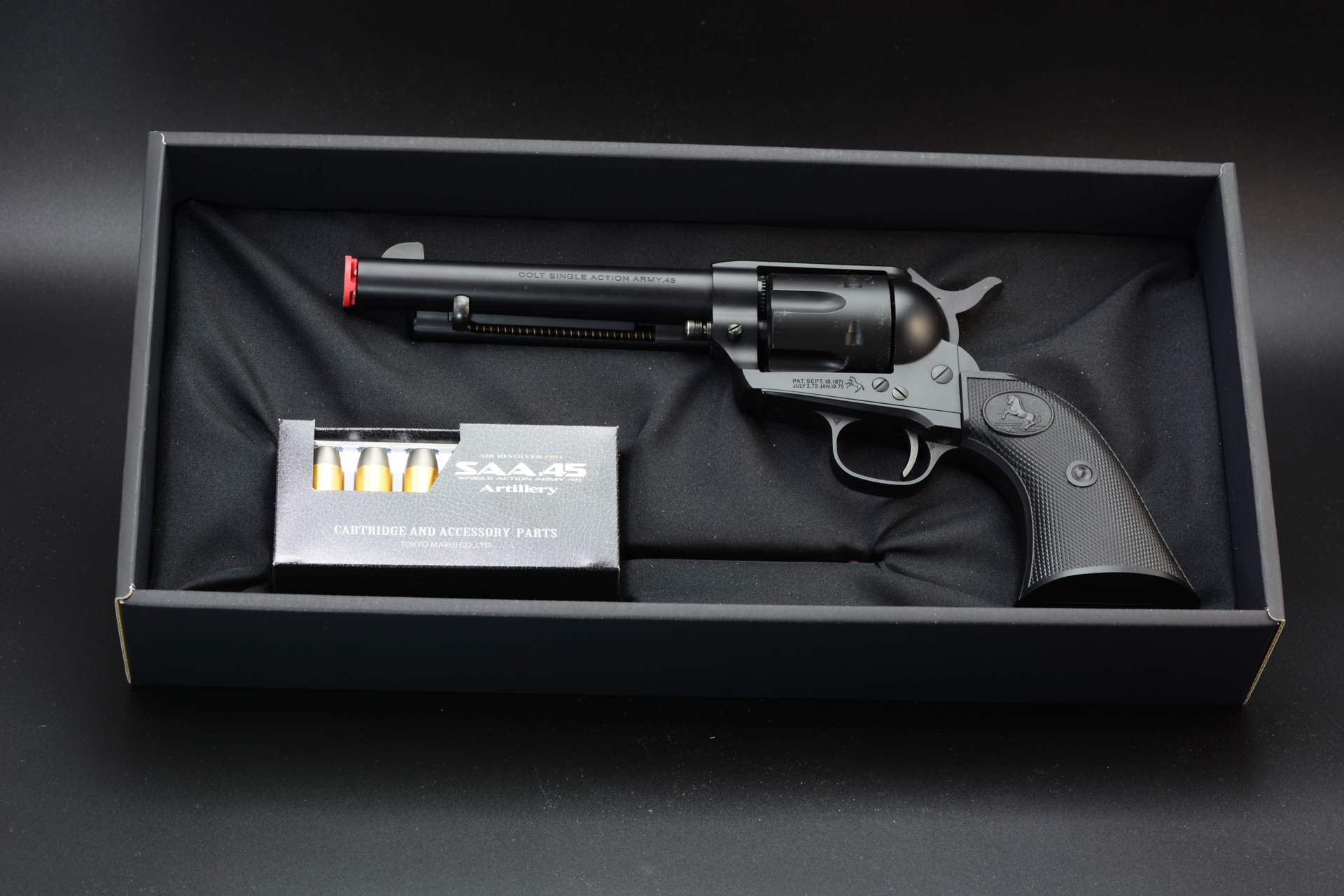 内箱は布張りのリッチな雰囲気だ