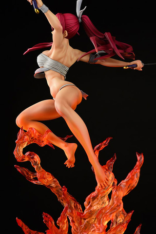 FAIRY TAIL」より炎と共に切りかかる侍姿のエルザ・スカーレット