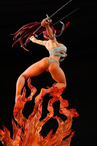 FAIRY TAIL」より炎と共に切りかかる侍姿のエルザ・スカーレット