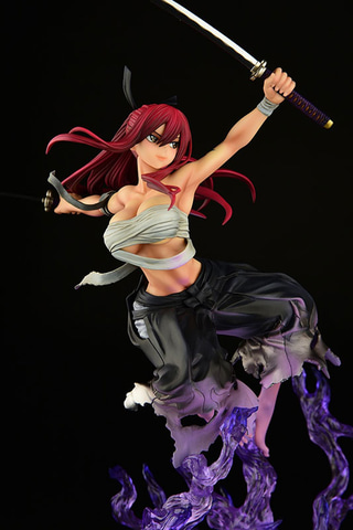 FAIRY TAIL」より炎と共に切りかかる侍姿のエルザ・スカーレット
