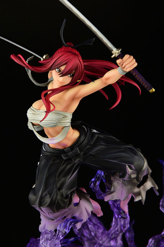 FAIRY TAIL」より炎と共に切りかかる侍姿のエルザ・スカーレット