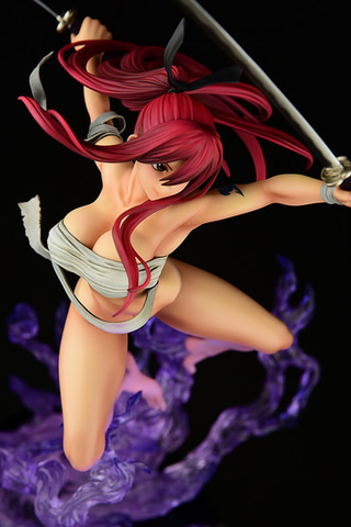 FAIRY TAIL」より炎と共に切りかかる侍姿のエルザ・スカーレット