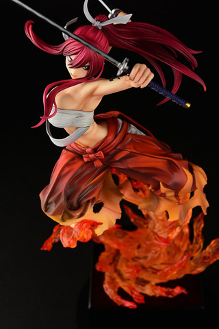 FAIRY TAIL」より炎と共に切りかかる侍姿のエルザ・スカーレット