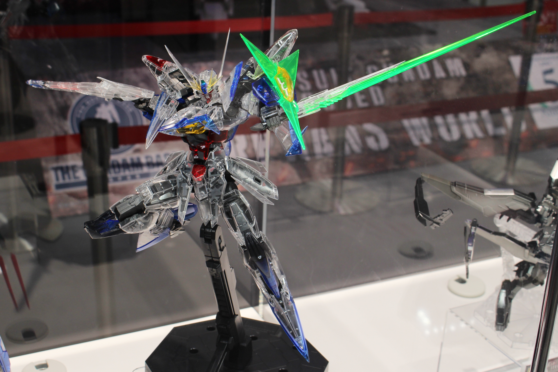 「MG 1/100 ガンダムベース限定 エクリプスガンダム[クリアカラー]」。4月29日発売。価格は5,500円（税込）。ガンダムベース限定品