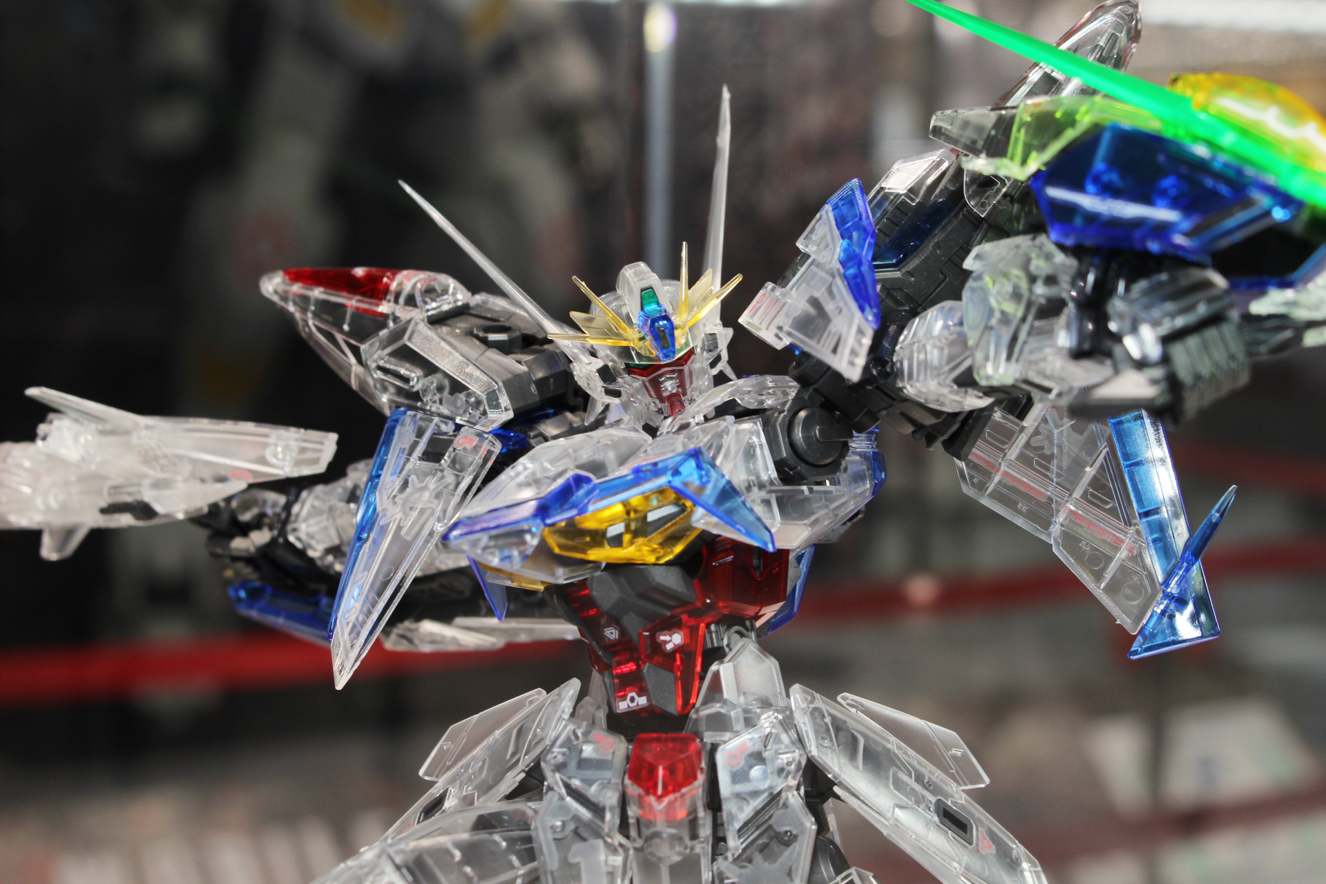 乳白色ではなく、無色のクリアを主体としたキット。他の色のパーツの透明度も高い