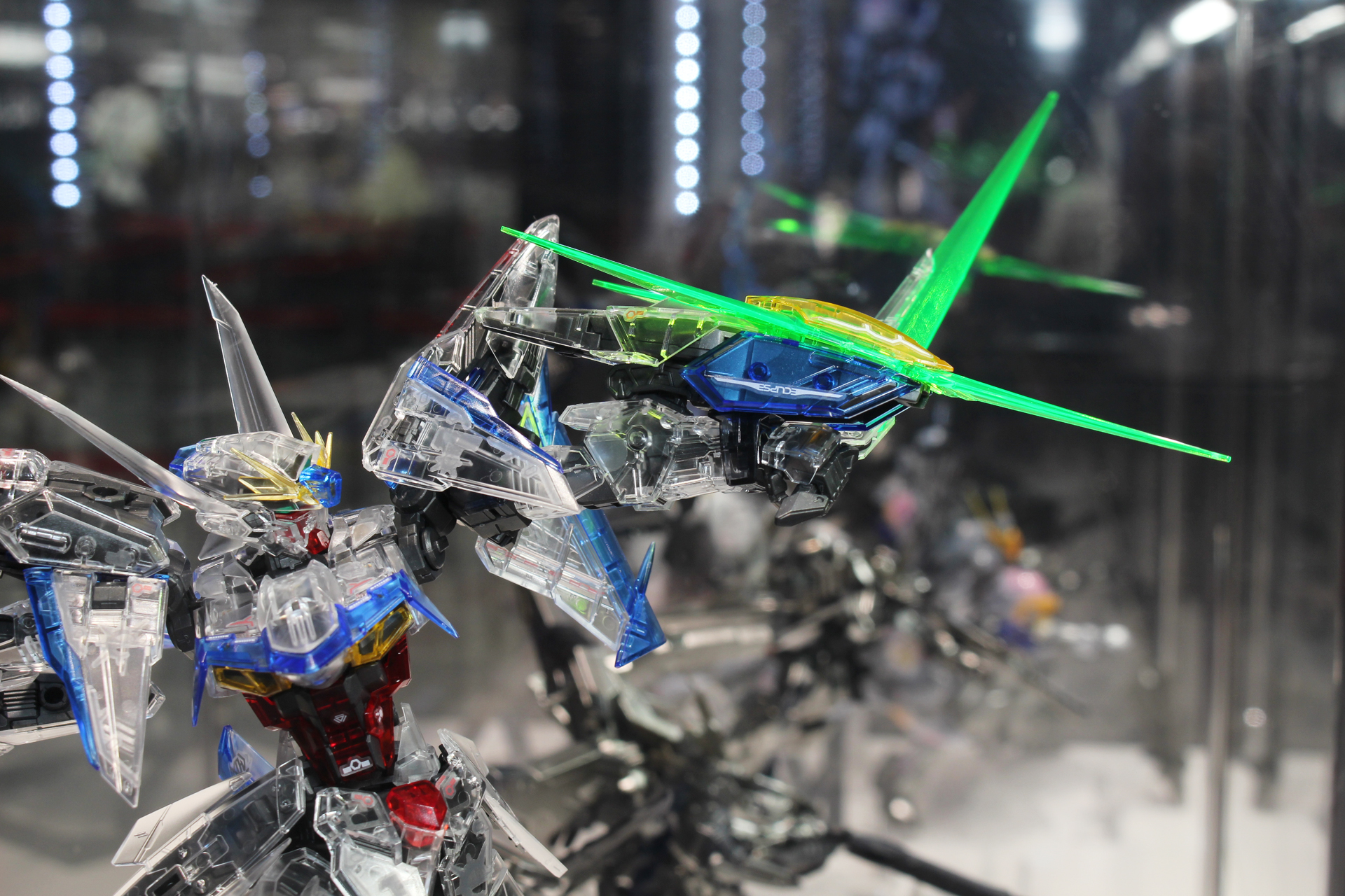 ビームシールドやビームサーベルの蛍光グリーンも美しい