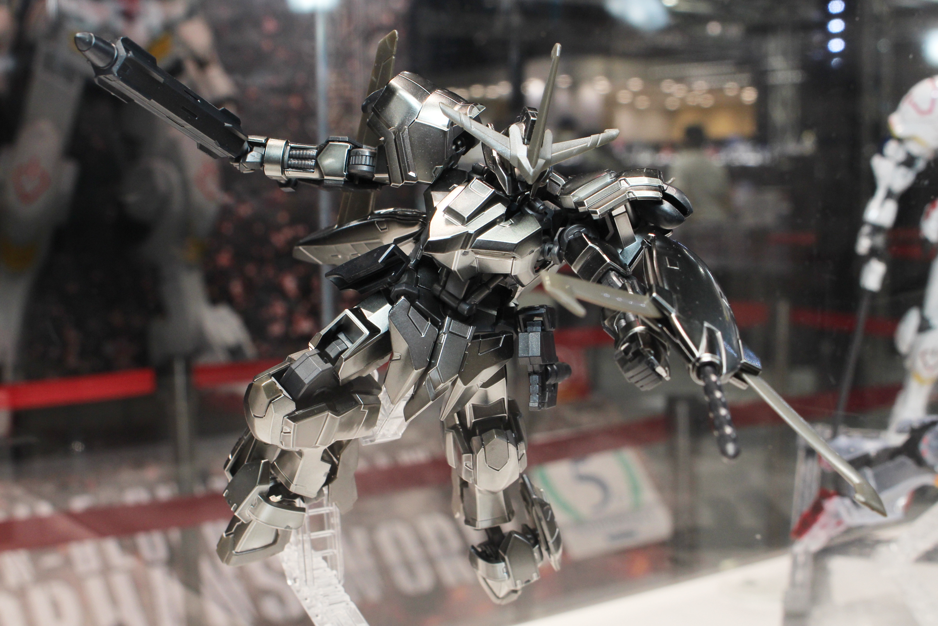 「HG 1/144 ガンダム端白星[アイアンブラッドコーティング]」。4月14日発売。価格委は4,180円（税込）。ガンダムベースにて販売中
