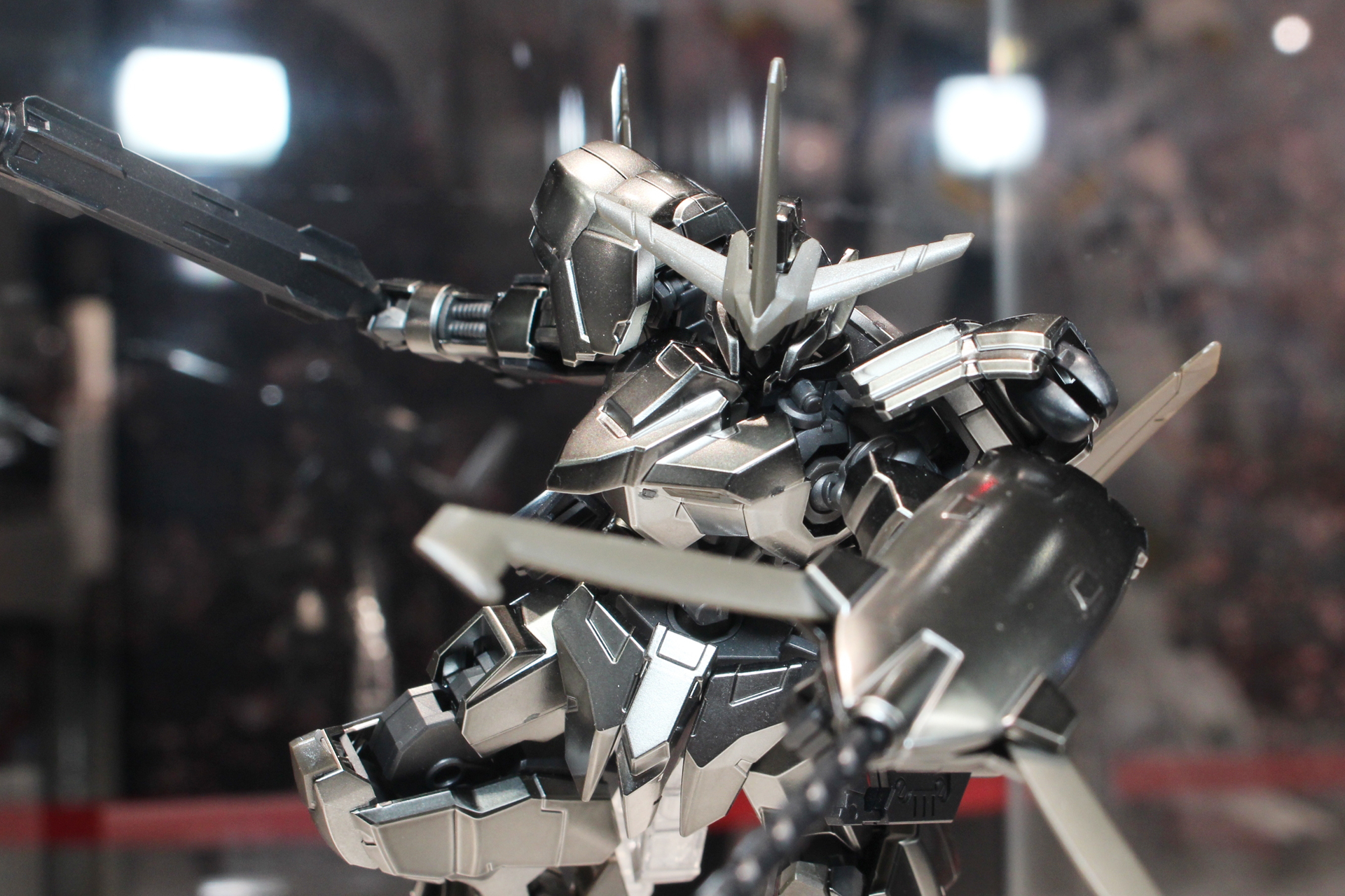 頭部に特徴的な飾りがあるガンダム端白星（はじろぼし）。“鉄血”のカラーに包まれている