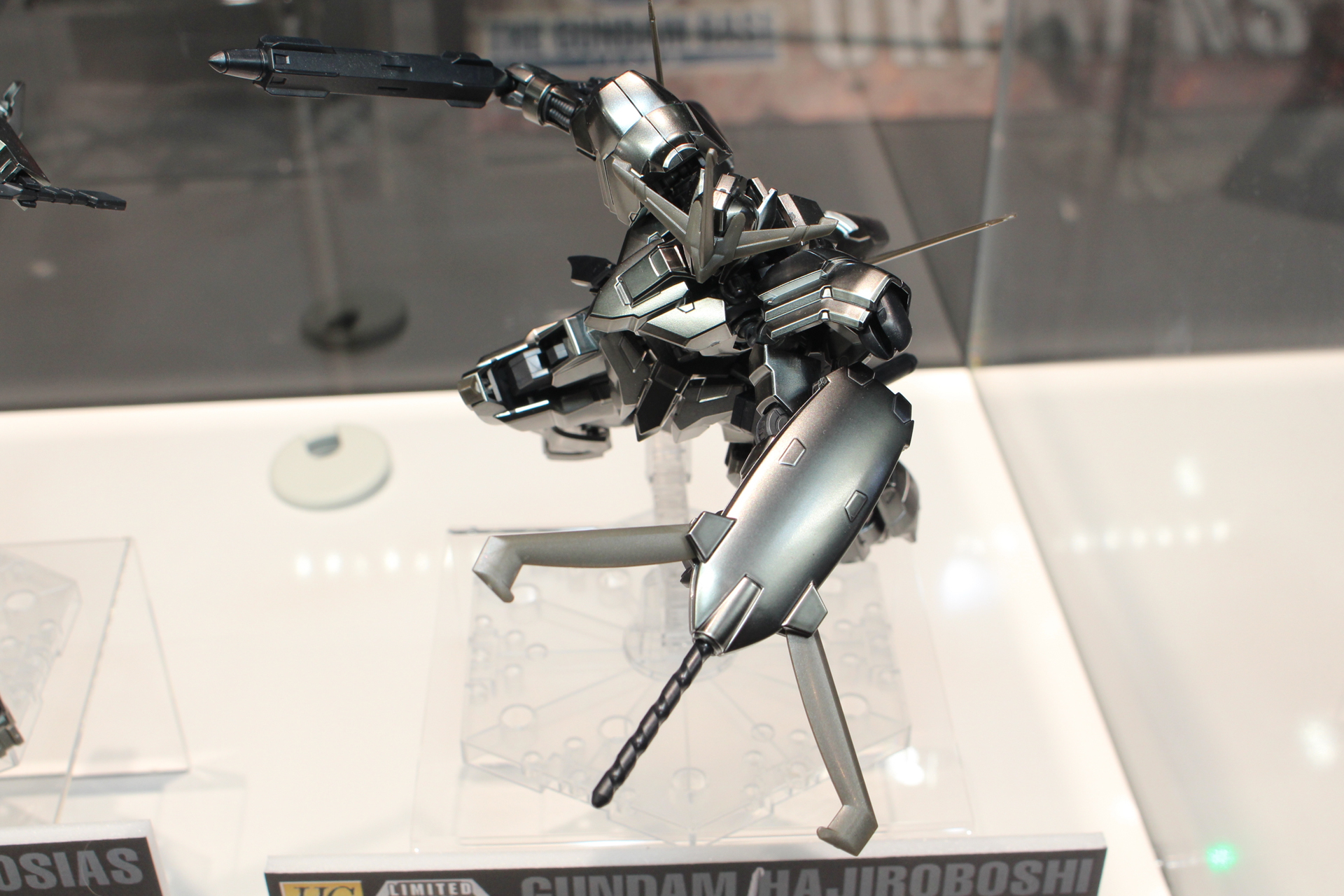 クローとニードルのギミックを内蔵したシールド