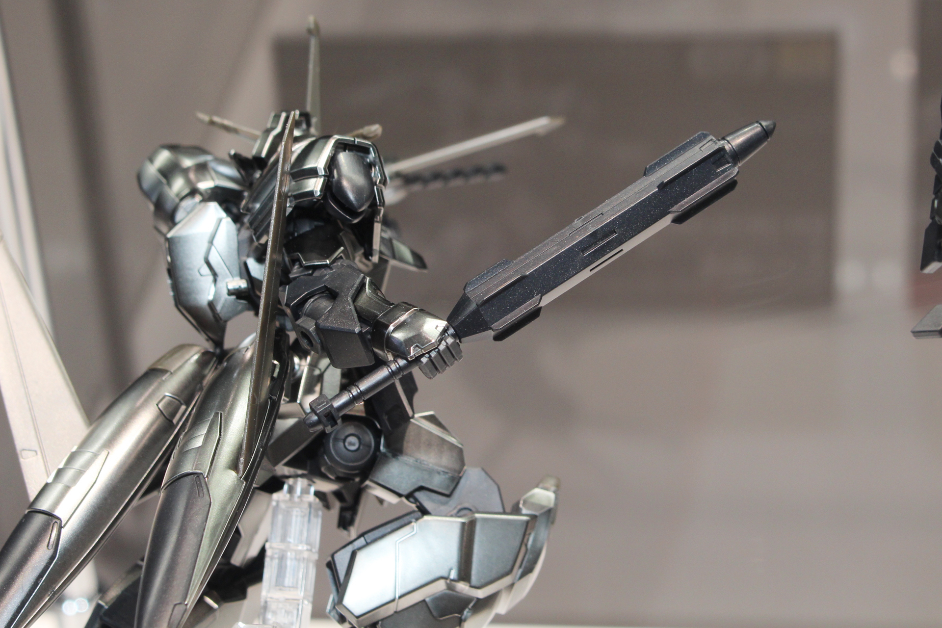 武器はメイスの他にライフルも付属している