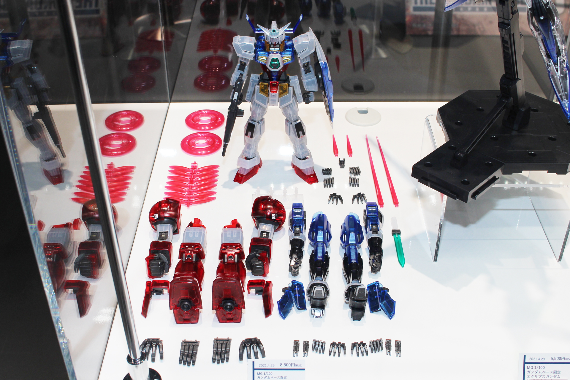 「MG 1/100 ガンダムベース限定 ガンダムAGE-1 ウェアシステムセット[クリアカラー]」。4月29日発売。価格は8,800円（税込）。ガンダムベース限定品