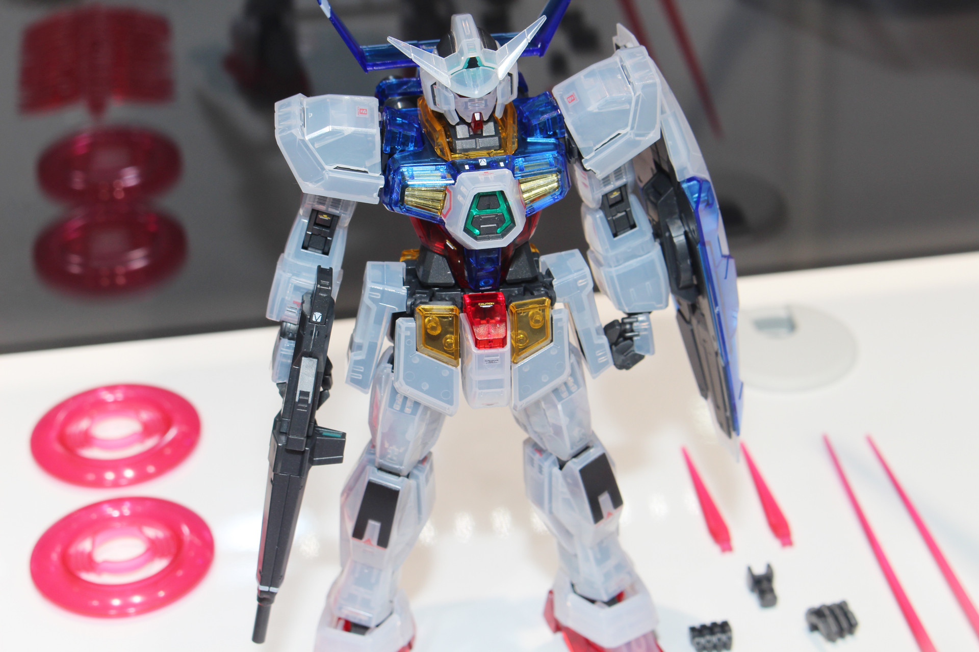 武装はドッズライフルとシールド、ビームサーベル、ビームダガーなどが付属