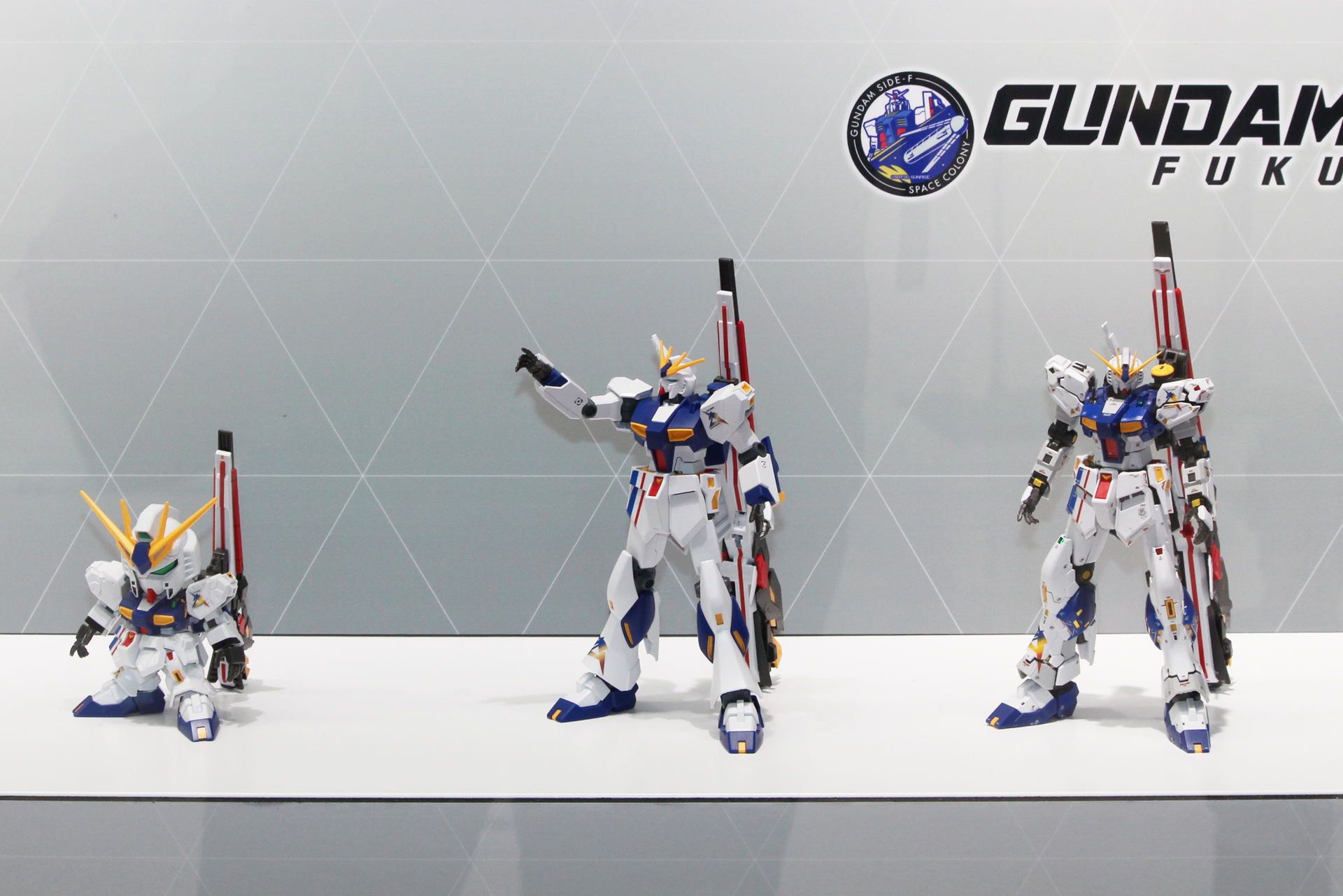 左からBB戦士、ENTRY GRADE、RGのRX-93ff νガンダム