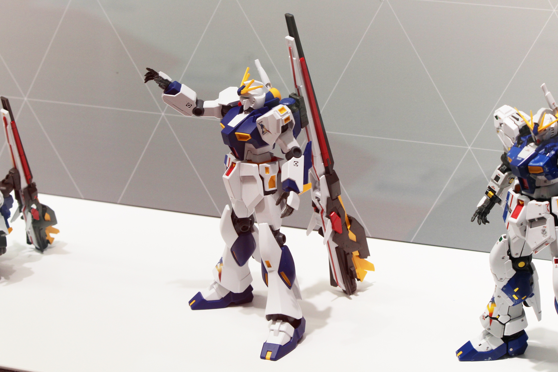 EGνガンダムには付属しなかったファンネルが、このキットにはロングレンジ・フィン・ファンネルが付属する