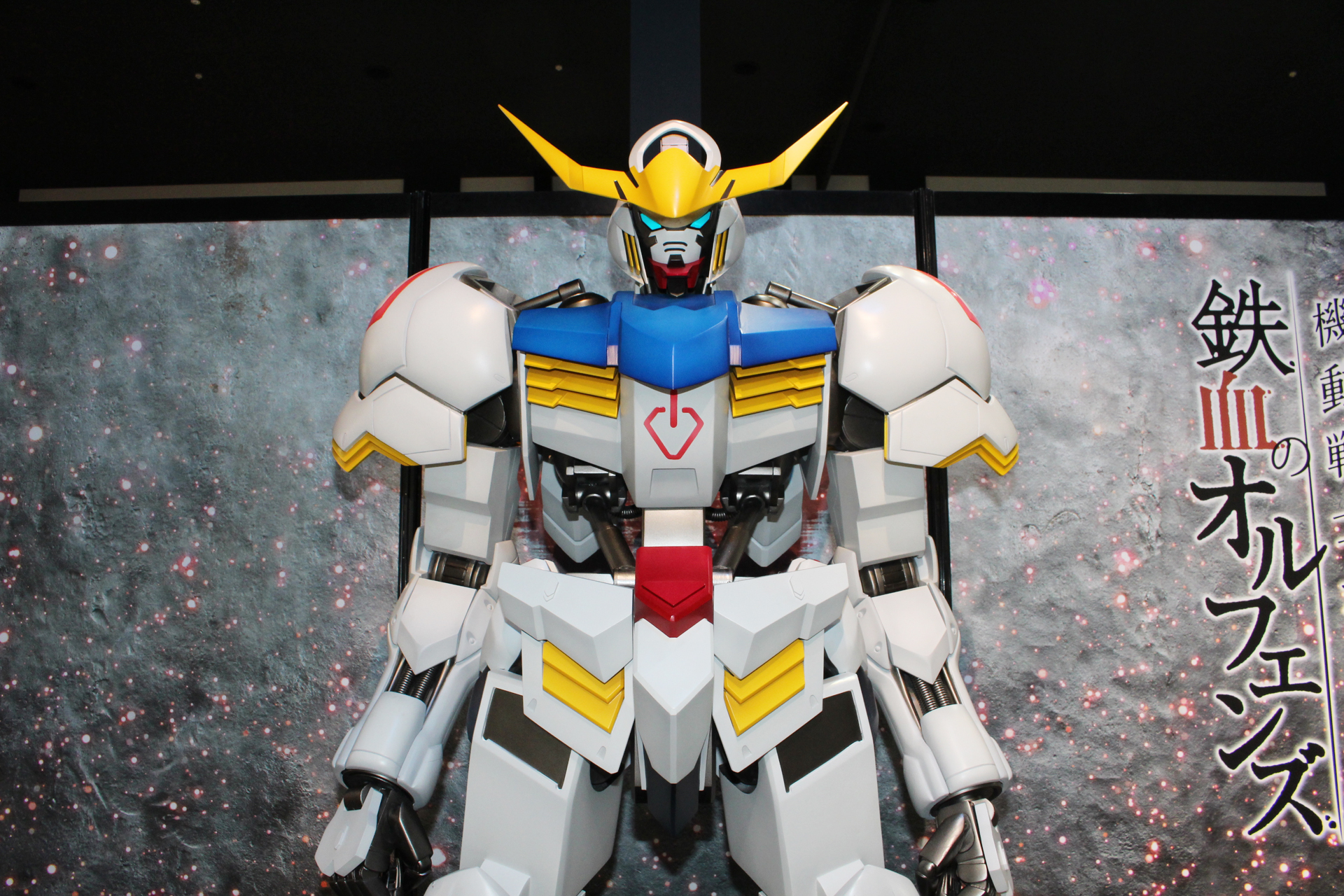 2m以上あるガンダム・バルバトスの立像