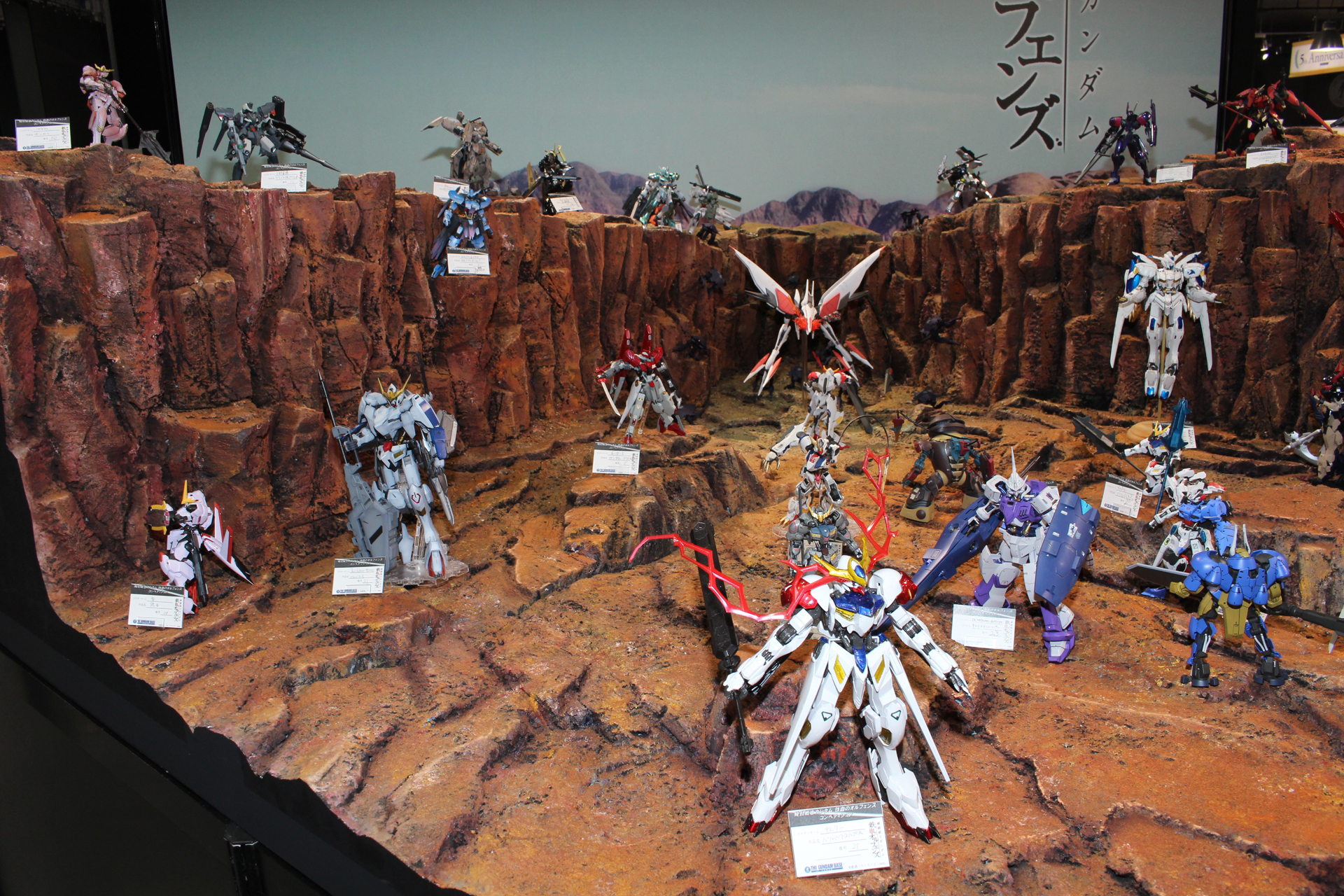 巨大なジオラマに展示された作品群。展示期間は7月下旬までとなる