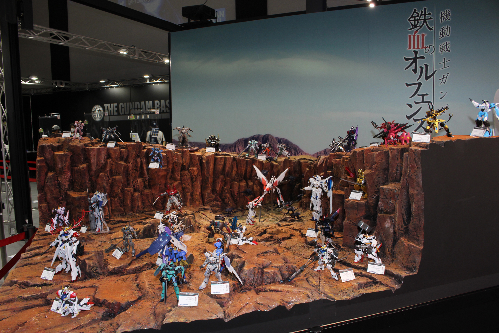 巨大なジオラマに展示された作品群。展示期間は7月下旬までとなる