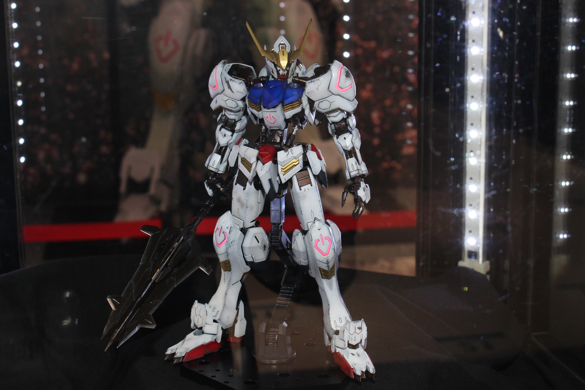 プロモデラーのマイスター関田氏によるガンダム・バルバトスの作例も展示中。電飾が施された迫力のある作品だ