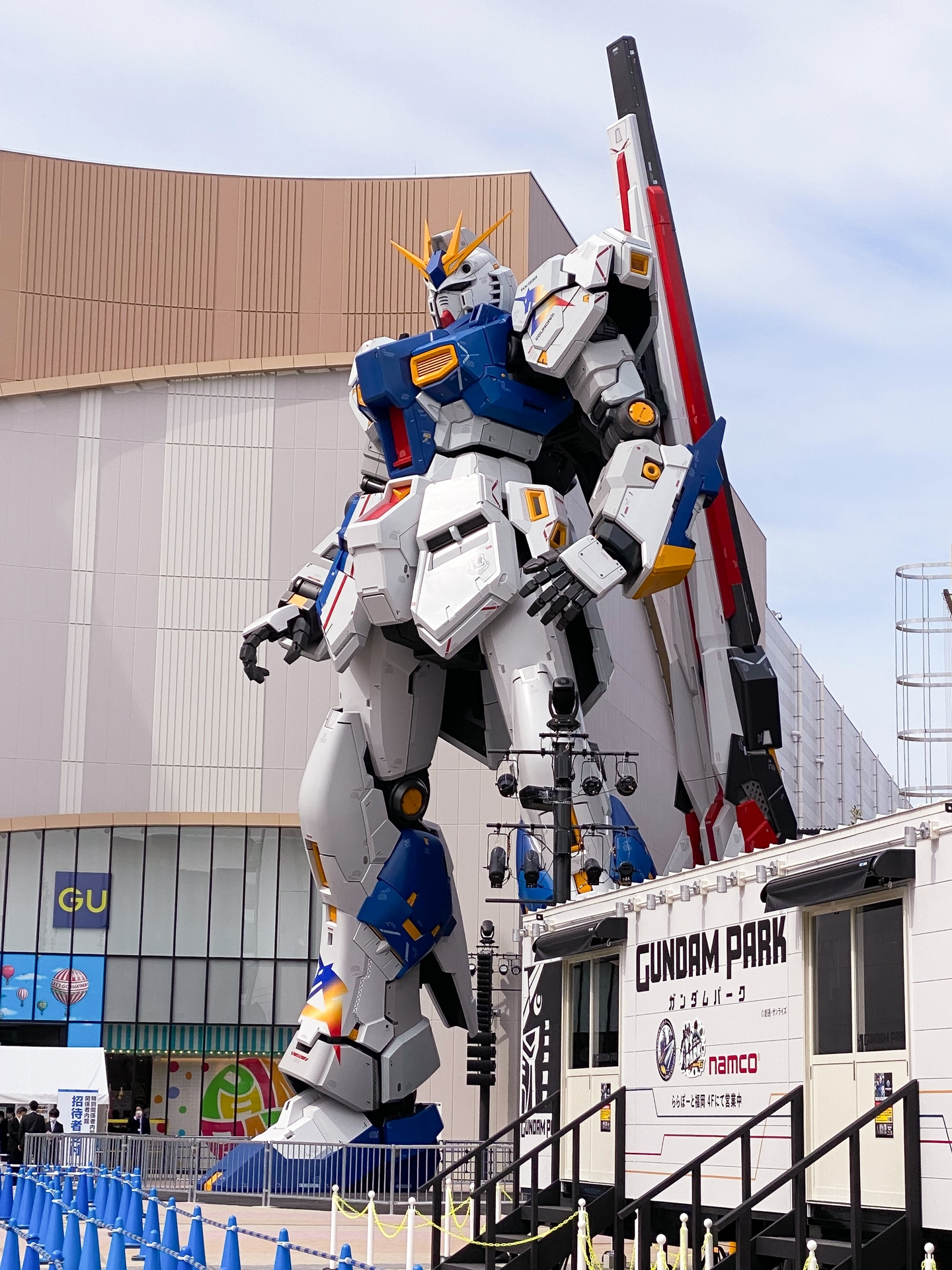 RX-93ffではRX-93の胸部など濃紺だった箇所は彩度の高い青色へ。全体的なカラーリングはトリコロールカラーを採用