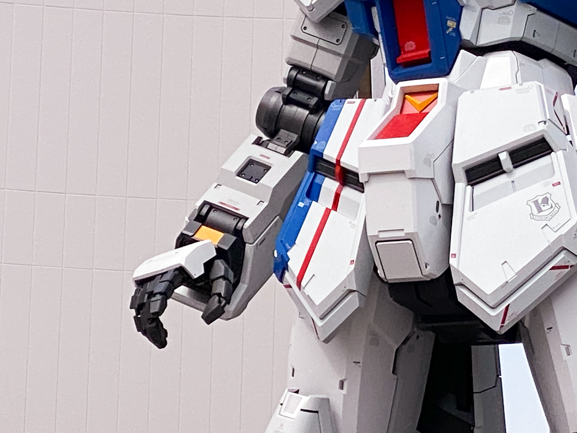 右腰部アーマーに青と赤のラインが追加